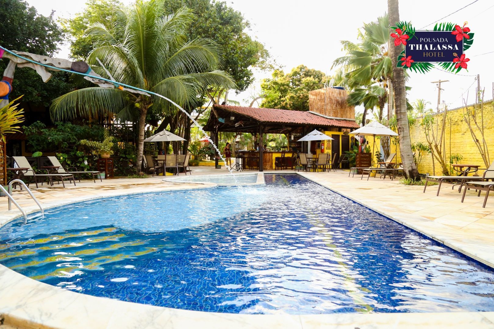 Uma grande piscina com um bar ao fundo