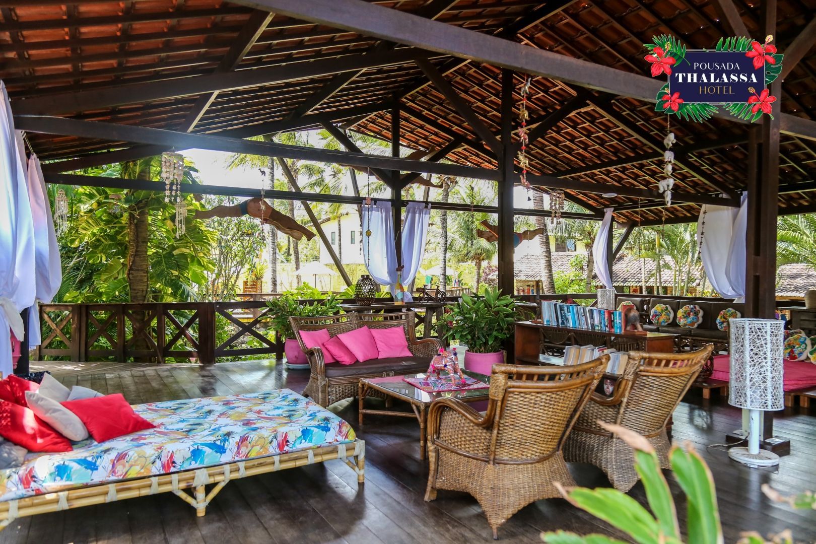 Uma sala de estar com um sofá, cadeiras e uma mesa.