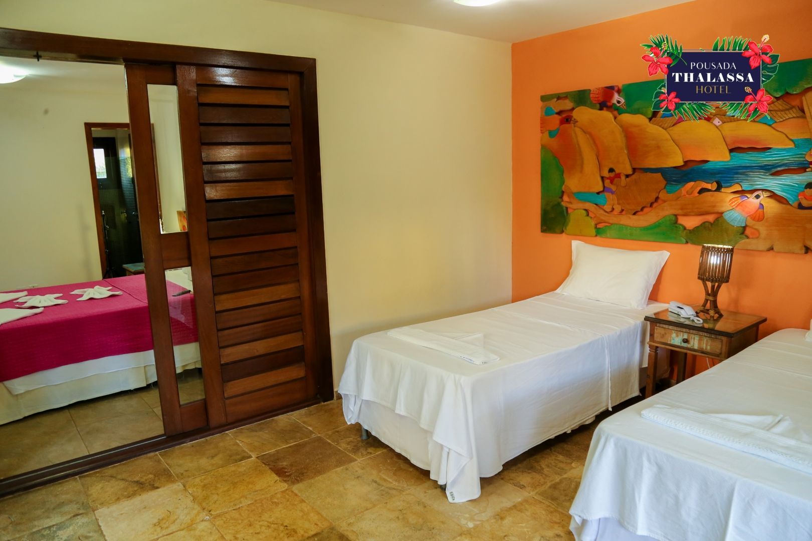 Um quarto de hotel com duas camas e uma pintura na parede