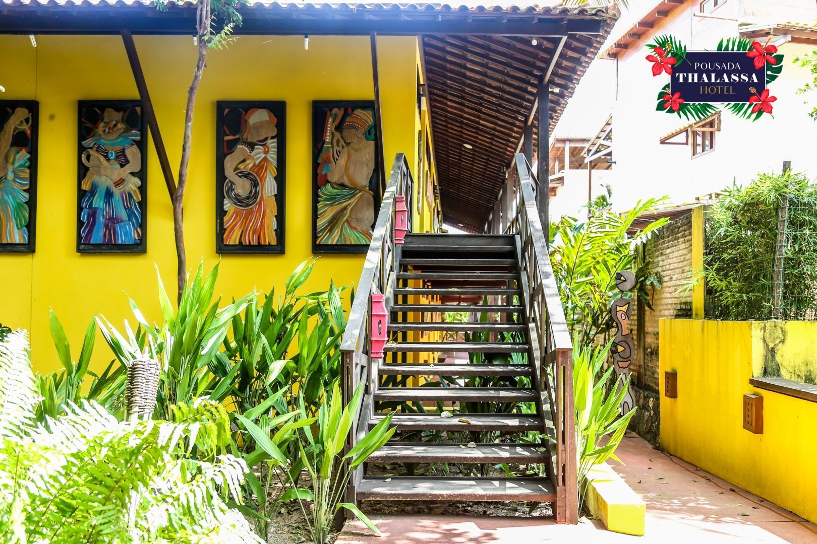 Um prédio amarelo com escadas que levam até ele