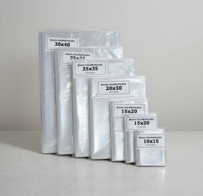 Una pila de bolsas transparentes de polipropileno de diferentes tamaños, ordenadas de la más grande a la más pequeña