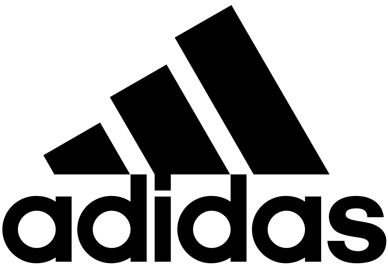 Logo Adidas: tre barre nere inclinate sopra la parola "adidas" in minuscolo.