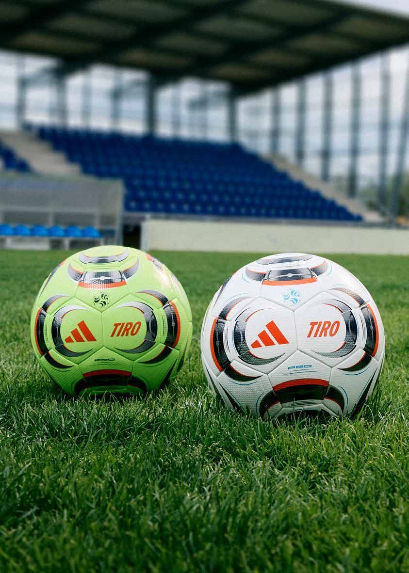 Giocatori di calcio in divisa blu e gialla che competono per la palla su un campo erboso.