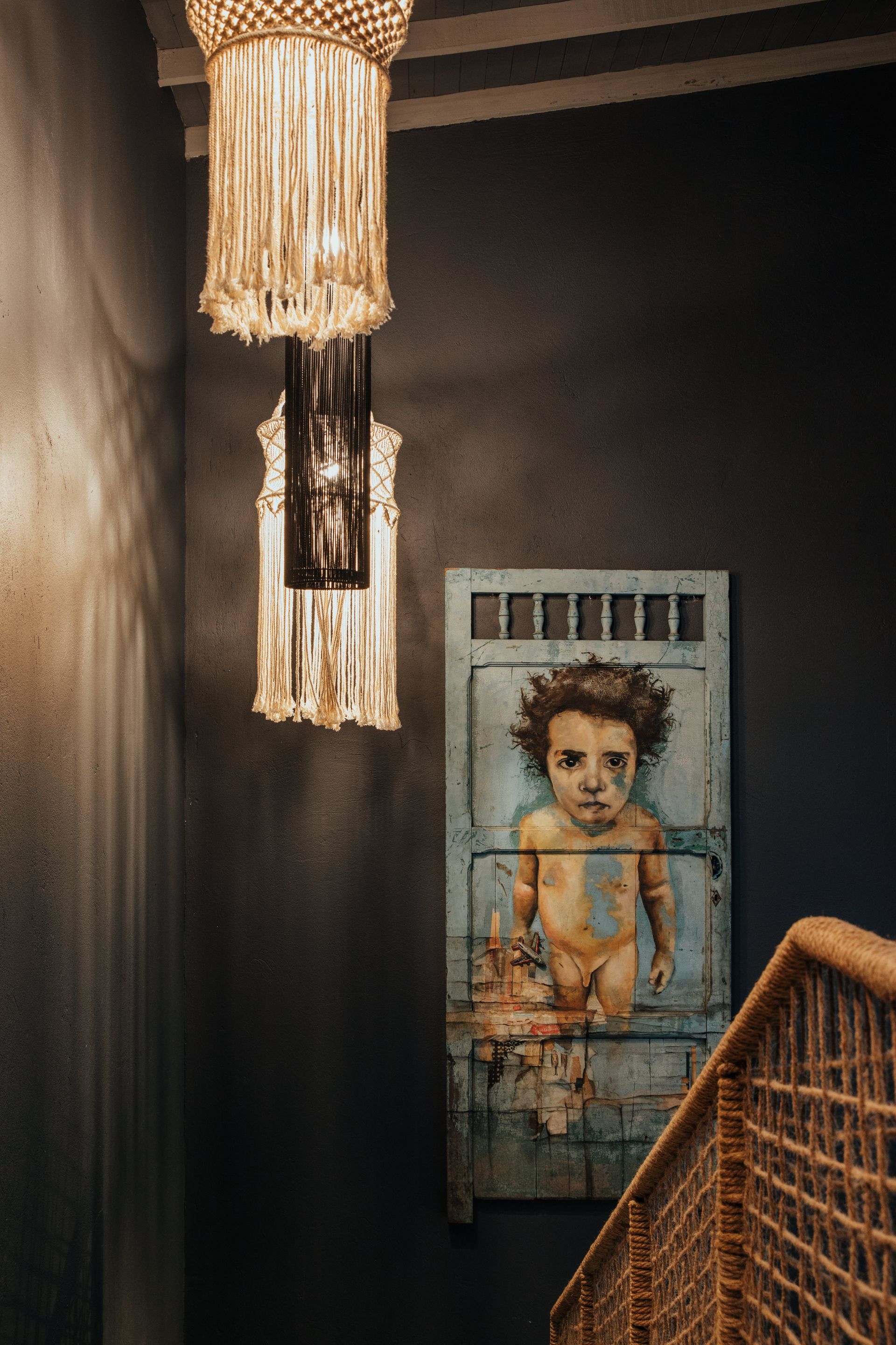 Una escalera con un cuadro de un bebé en la pared.