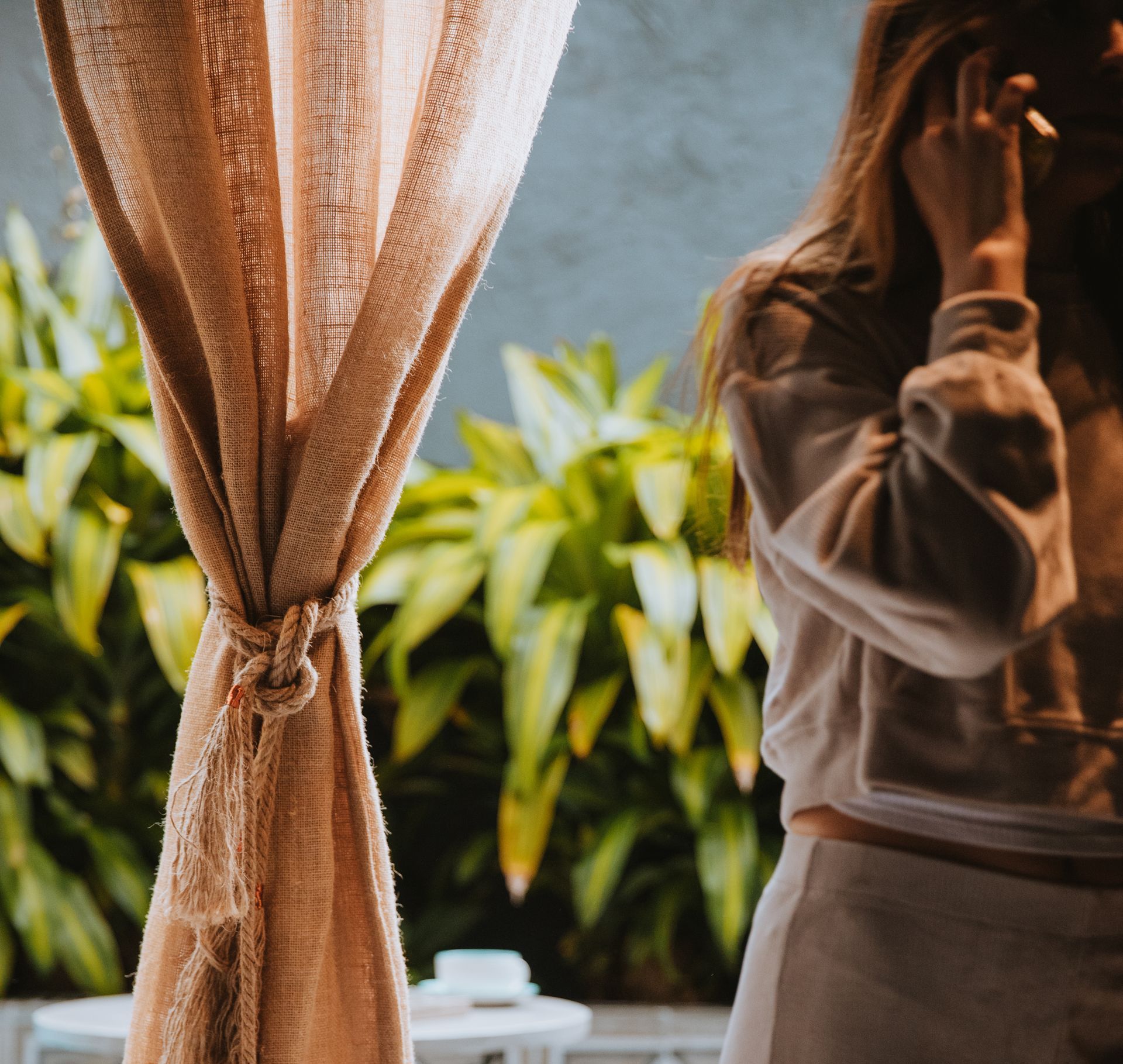 Una mujer se está tomando una foto delante de una cortina.