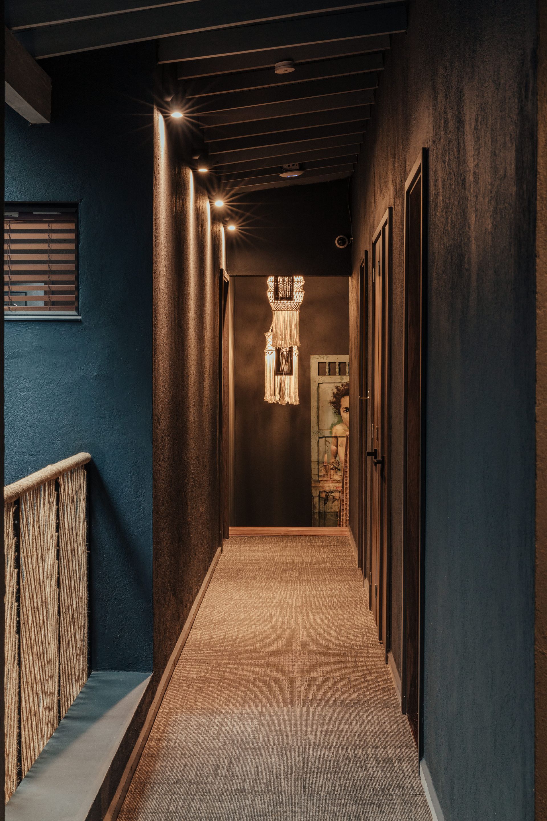 Un largo pasillo con una escalera que conduce al segundo piso de un edificio.