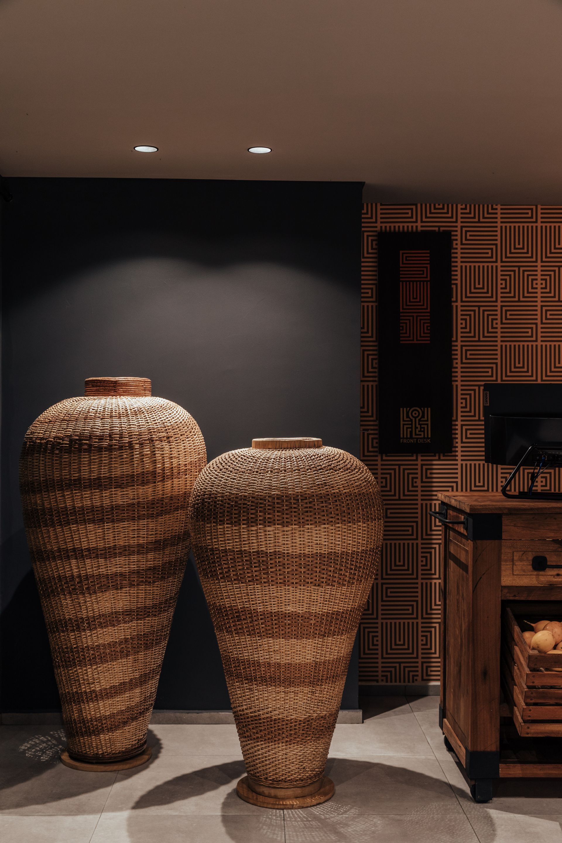 Dos jarrones grandes están uno al lado del otro en una habitación.
