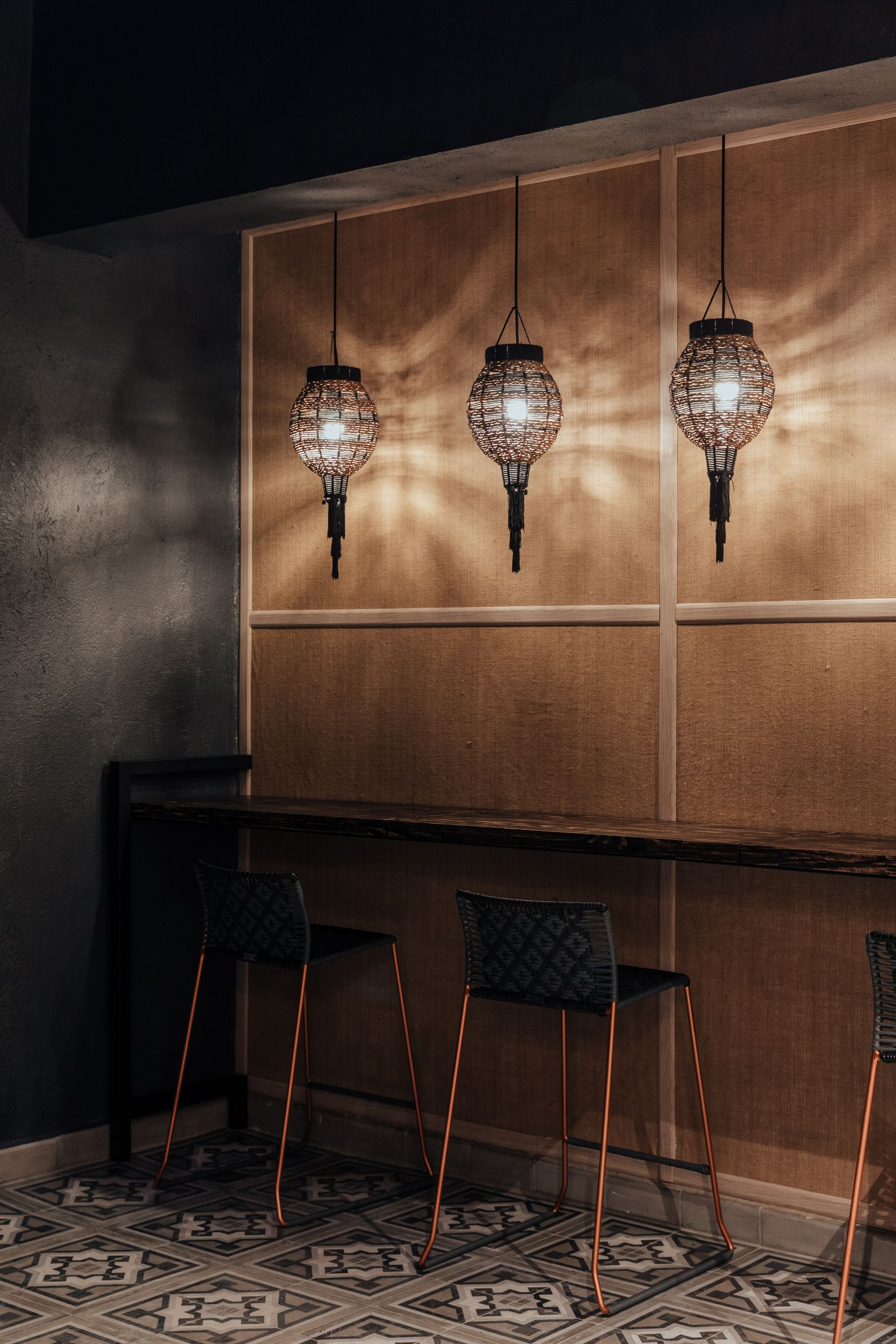 Hay tres linternas colgando del techo en esta habitación.