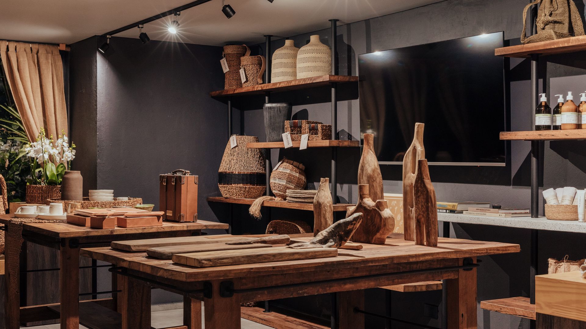 Una habitación llena de mesas y estantes de madera.