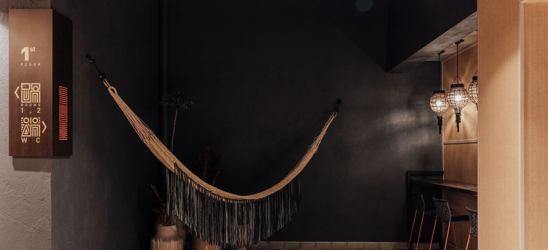 Una hamaca cuelga del techo en una habitación oscura.