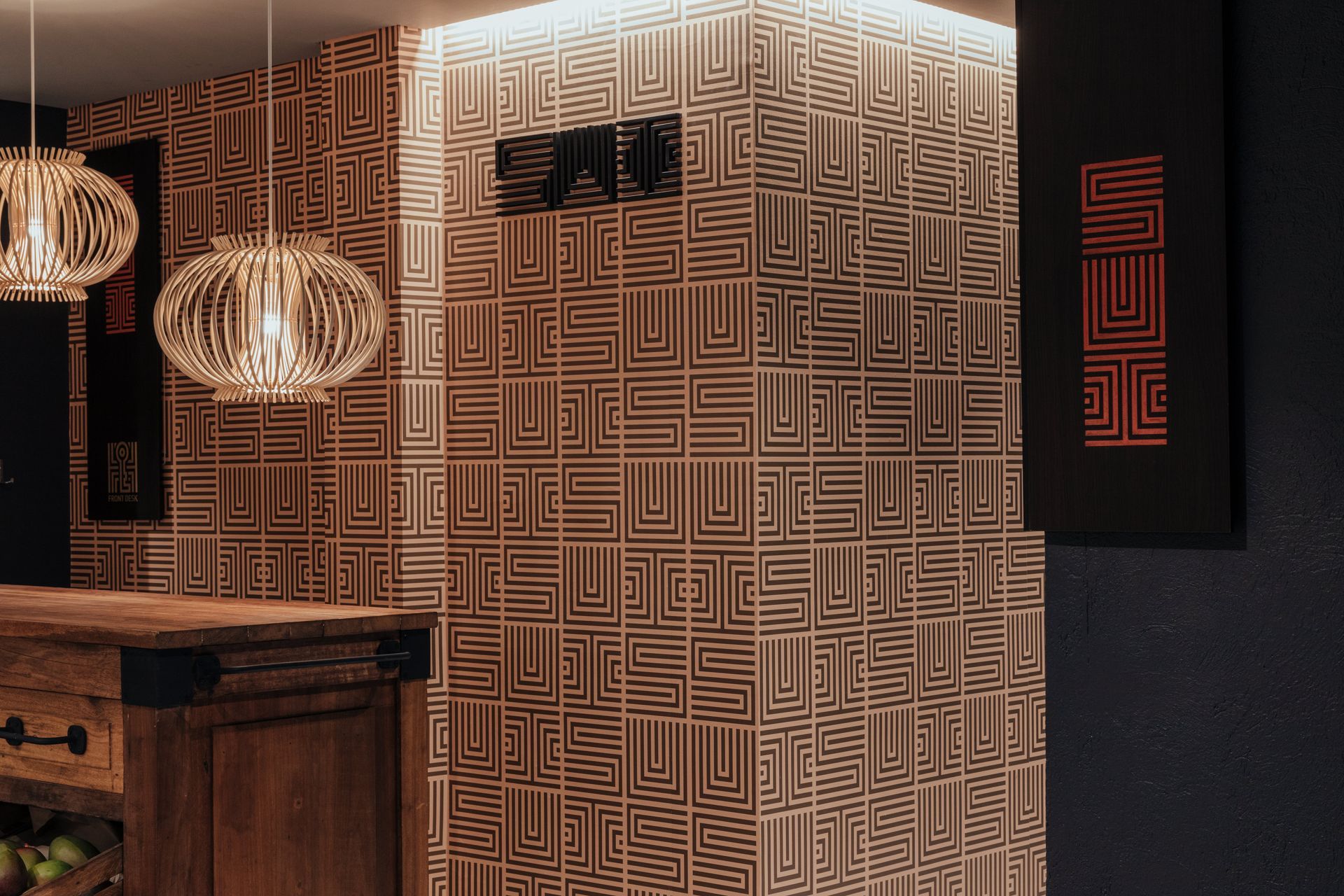 Una habitación con un mostrador de madera y una pared con un patrón.