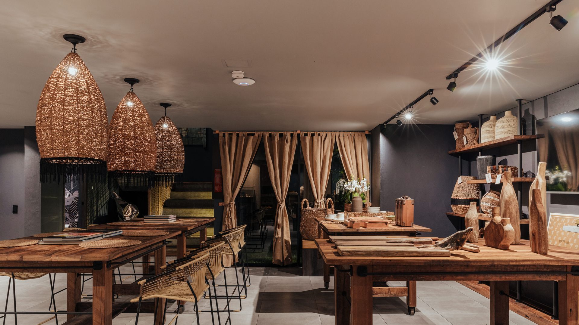 Una habitación con muchas mesas y sillas.