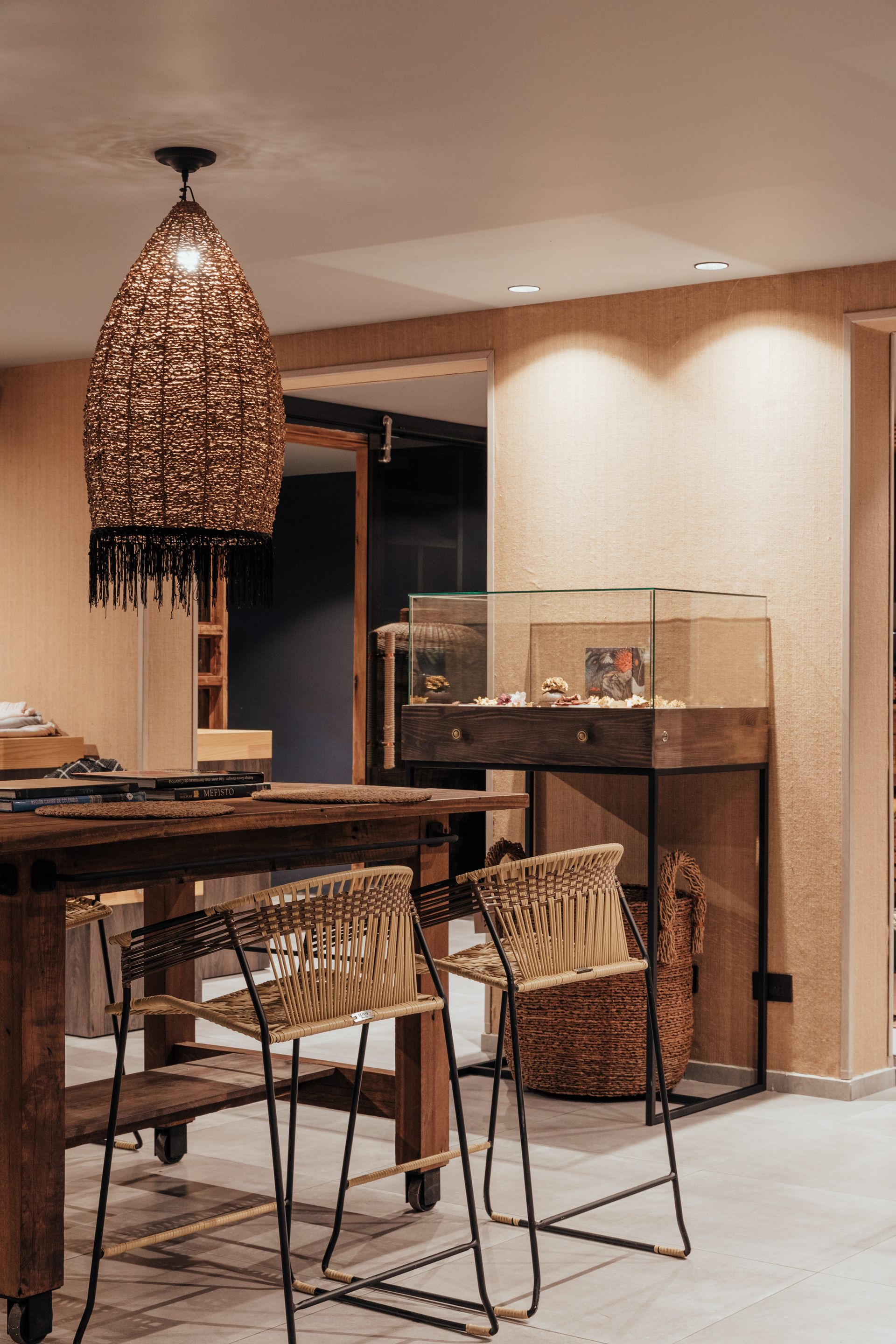 Hay una mesa y sillas en la habitación.