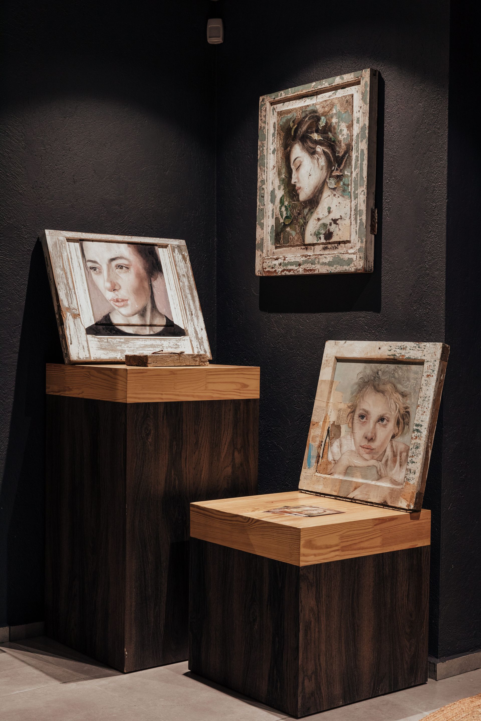 Hay dos cuadros expuestos en una habitación.