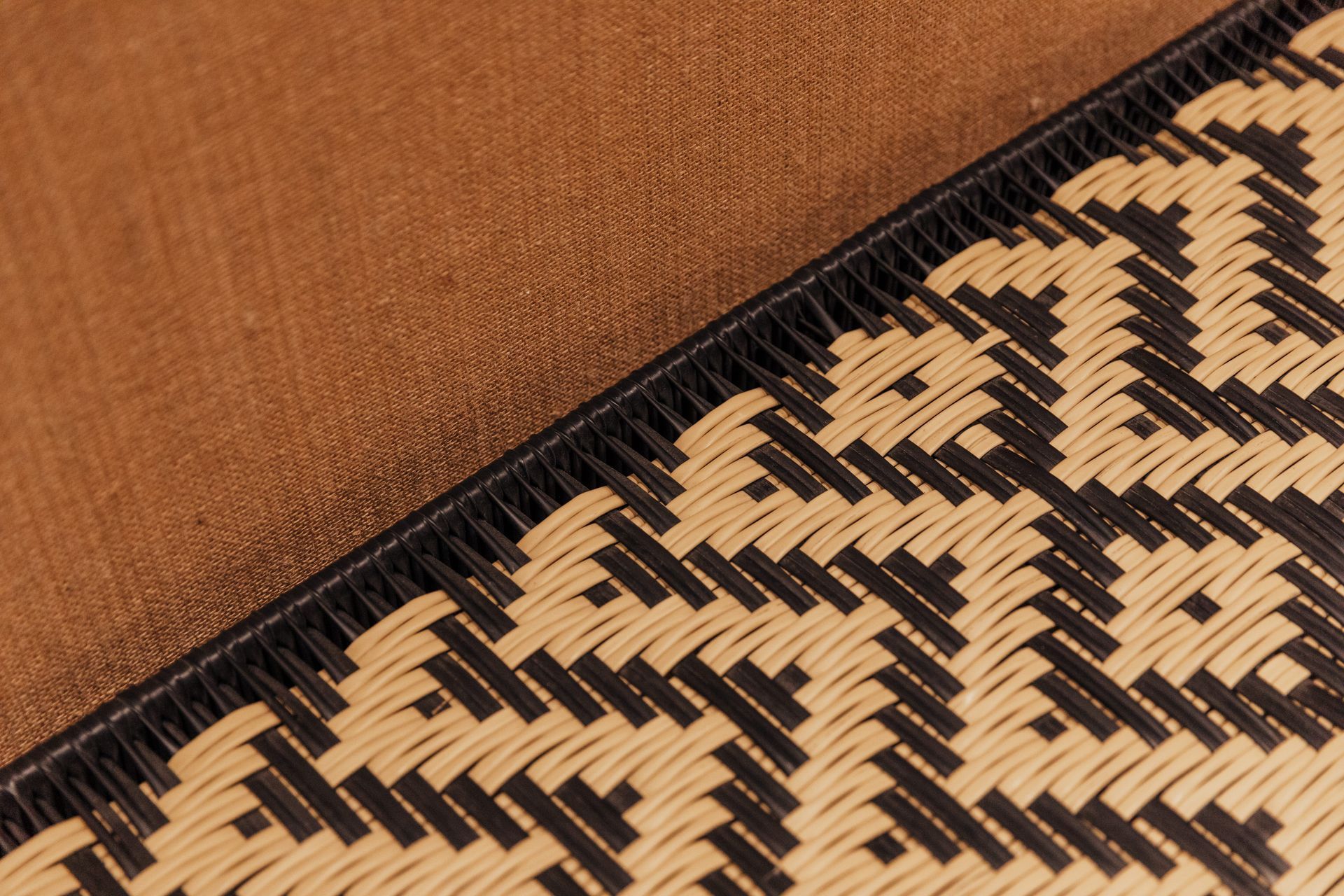 Un primer plano de una alfombra de mimbre con un patrón.