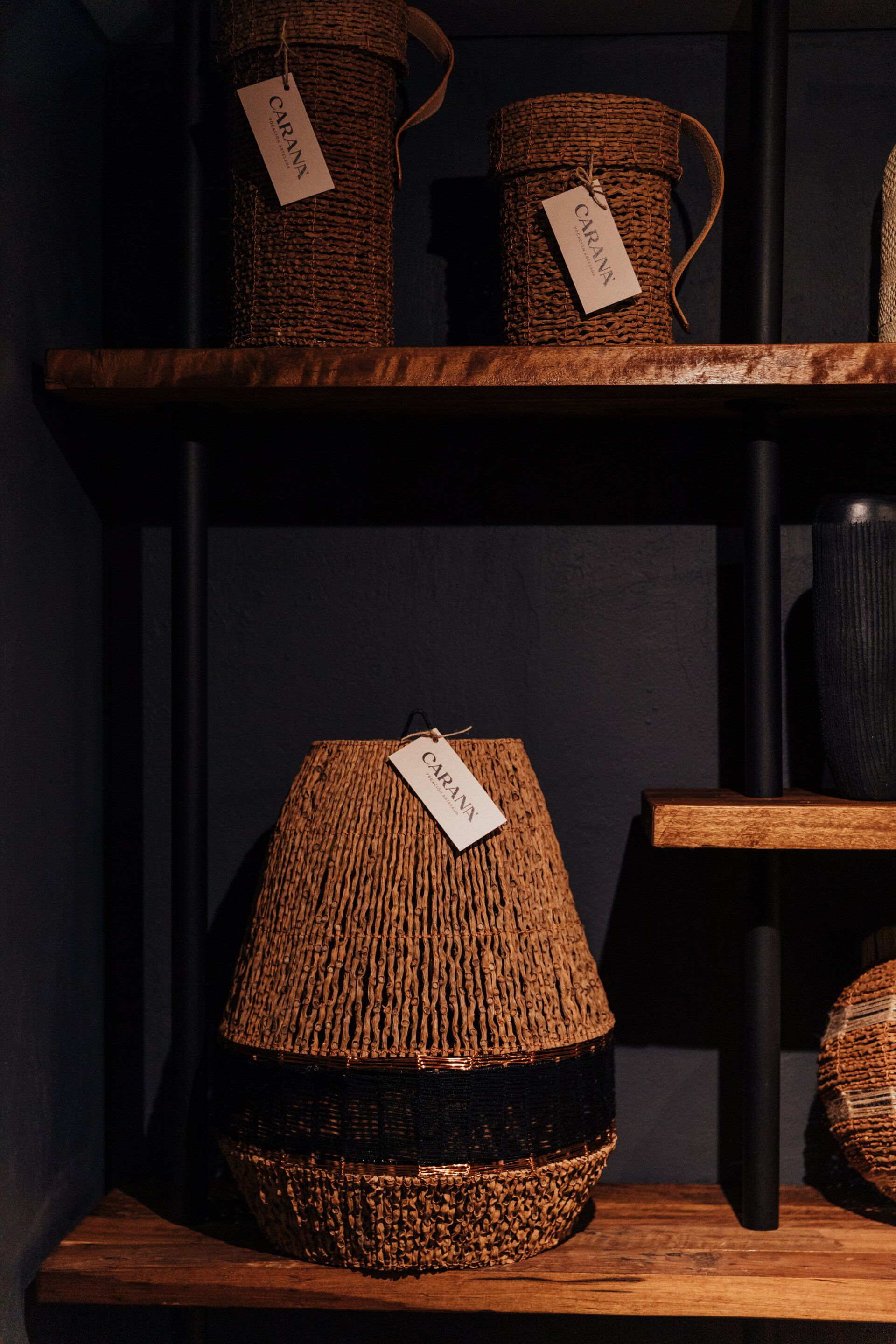 Un estante de madera con cestas de mimbre encima.