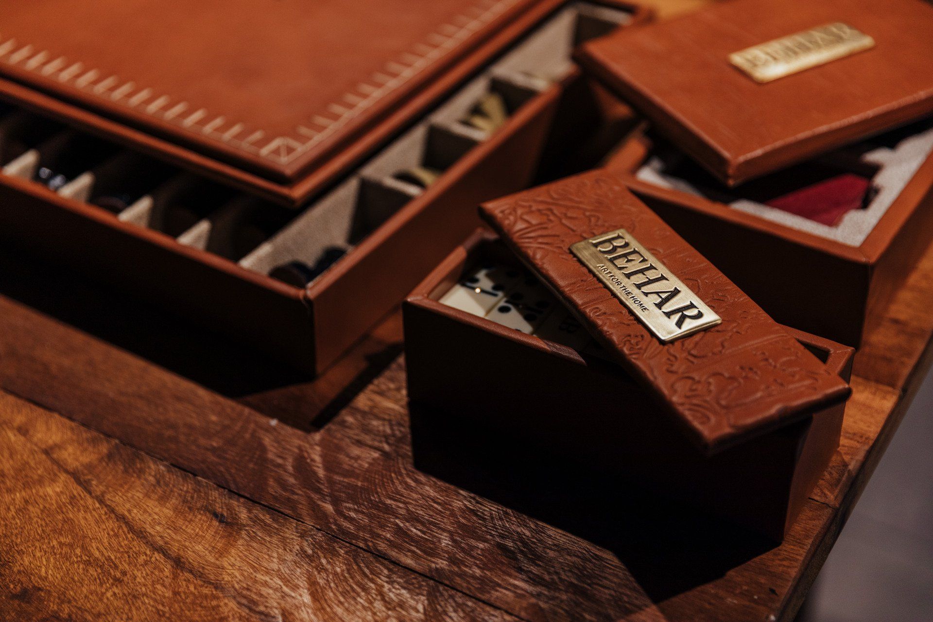 Una caja marrón con la palabra Behar escrita en ella.