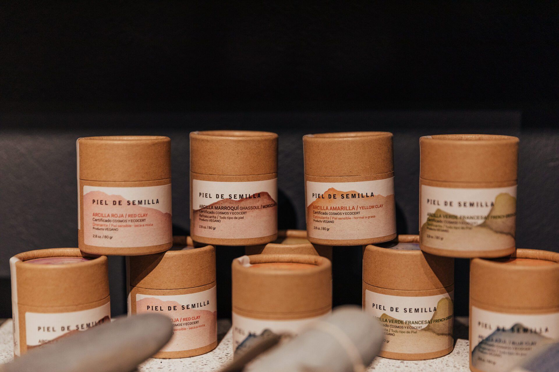 Una fila de contenedores colocados uno encima del otro sobre una mesa.