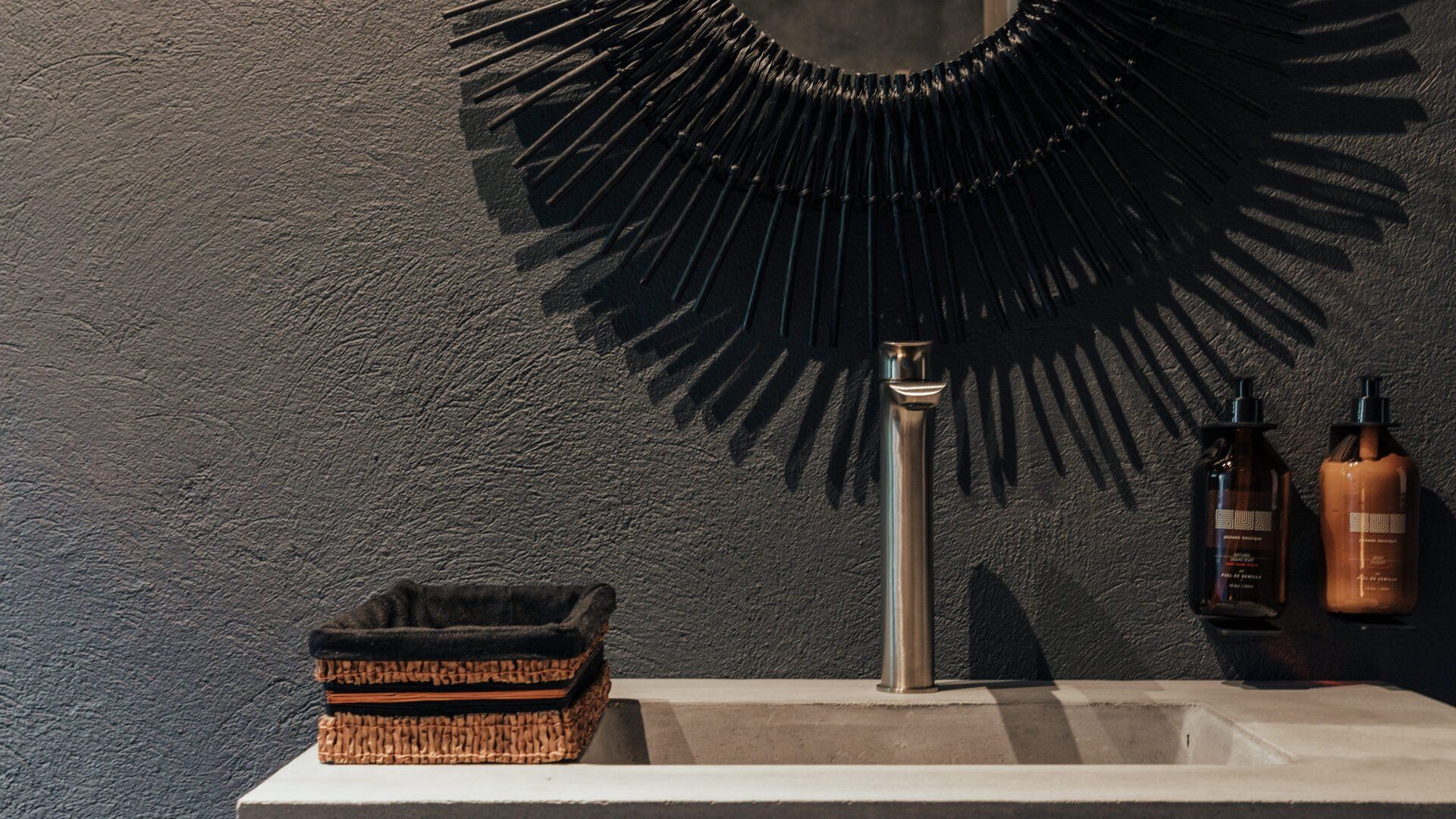 Un lavabo de baño con un espejo en la pared encima.