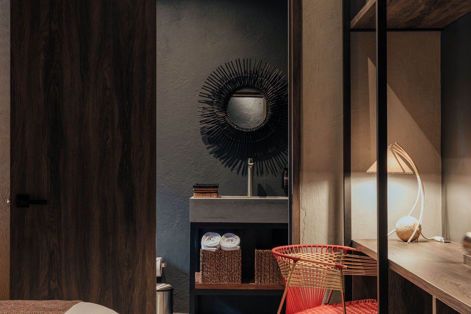 Un baño con un lavabo y un espejo en la pared.