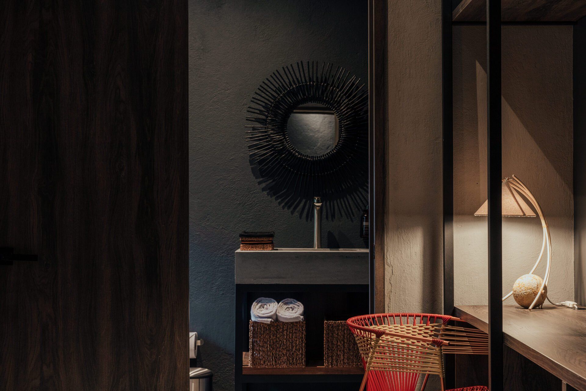 Un baño con un lavabo y un espejo en la pared.