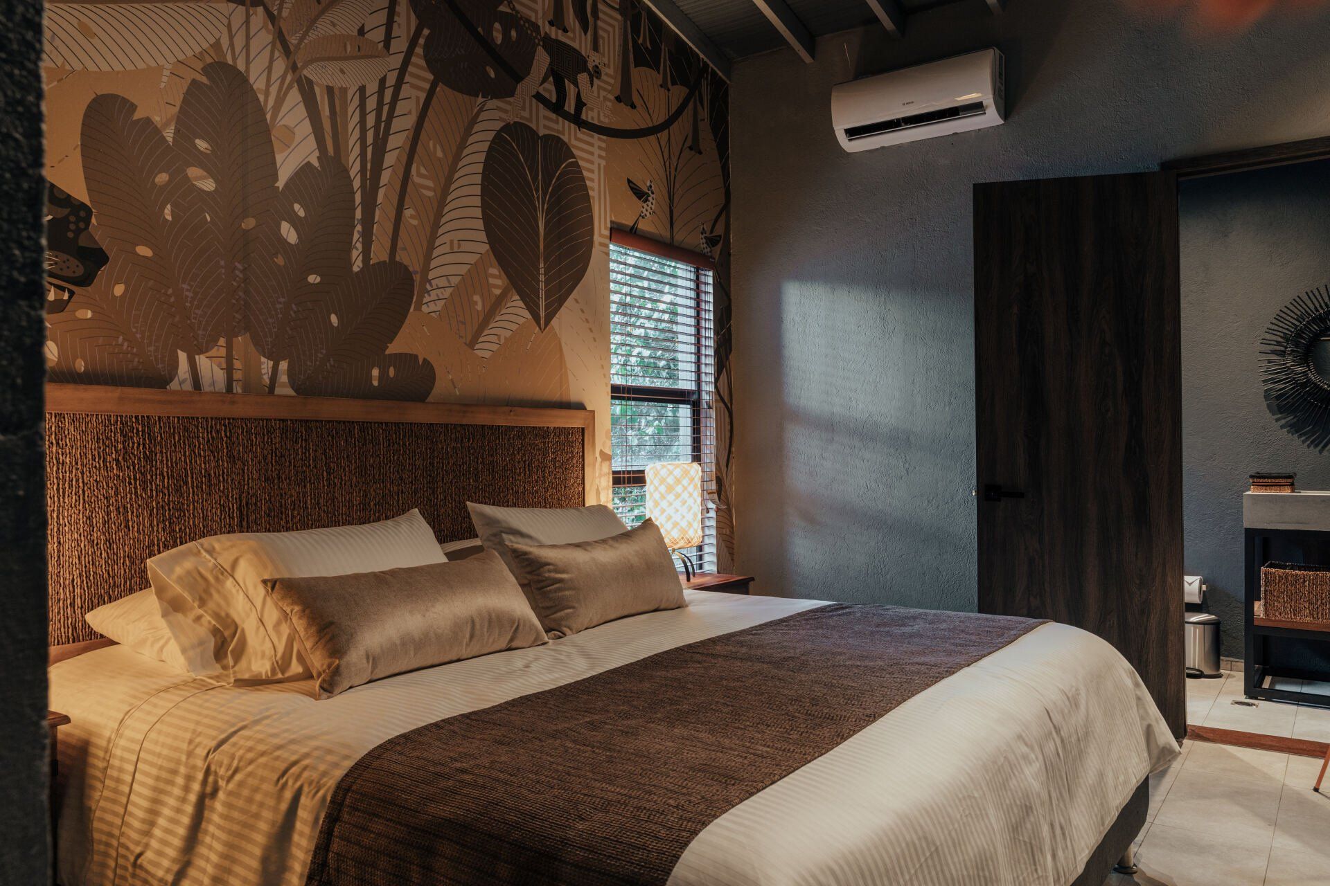 Un dormitorio con una cama grande y una ventana.