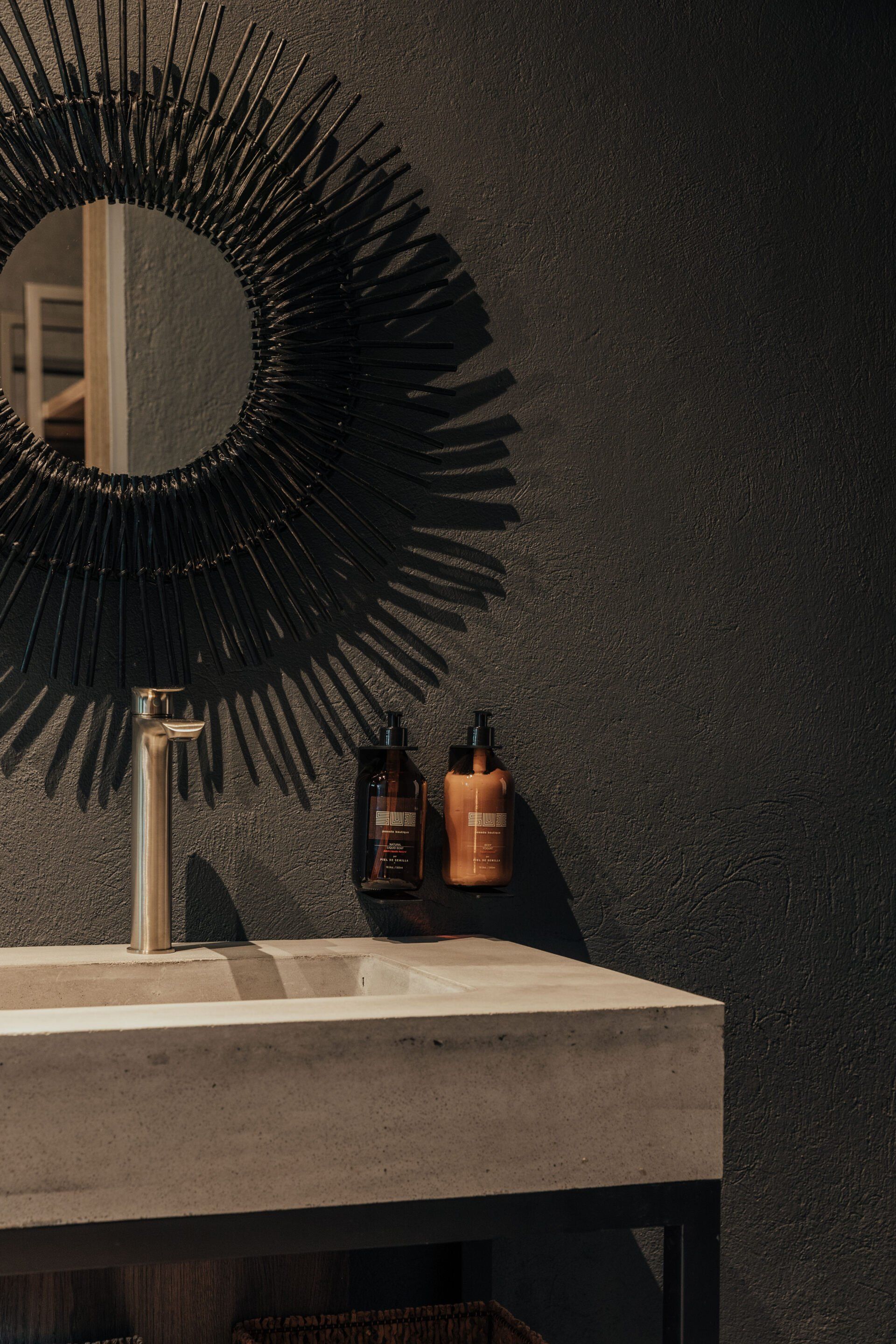 Un baño con un lavabo y un espejo en la pared.