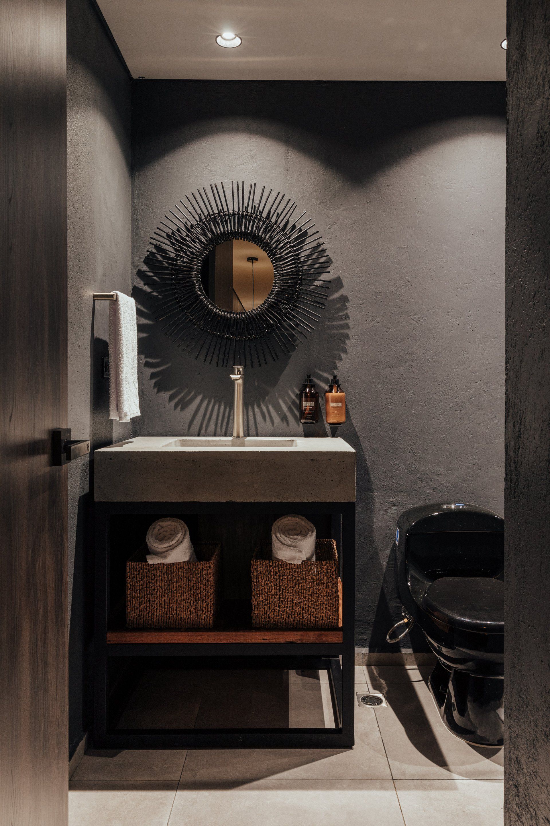 Un baño con lavabo, espejo e inodoro.