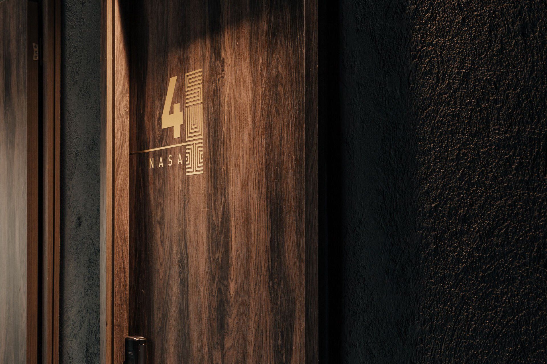 Un primer plano de una puerta de madera con el número 4 en ella.