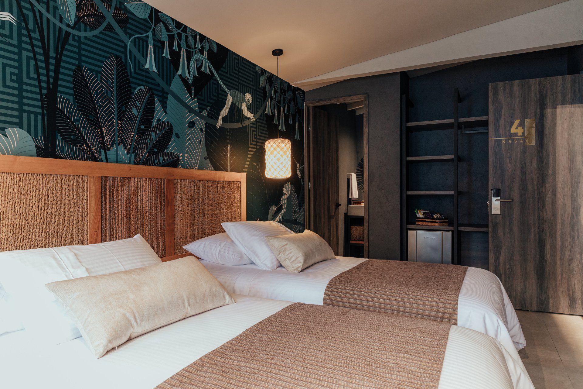 Una habitación de hotel con dos camas y un cuadro en la pared.