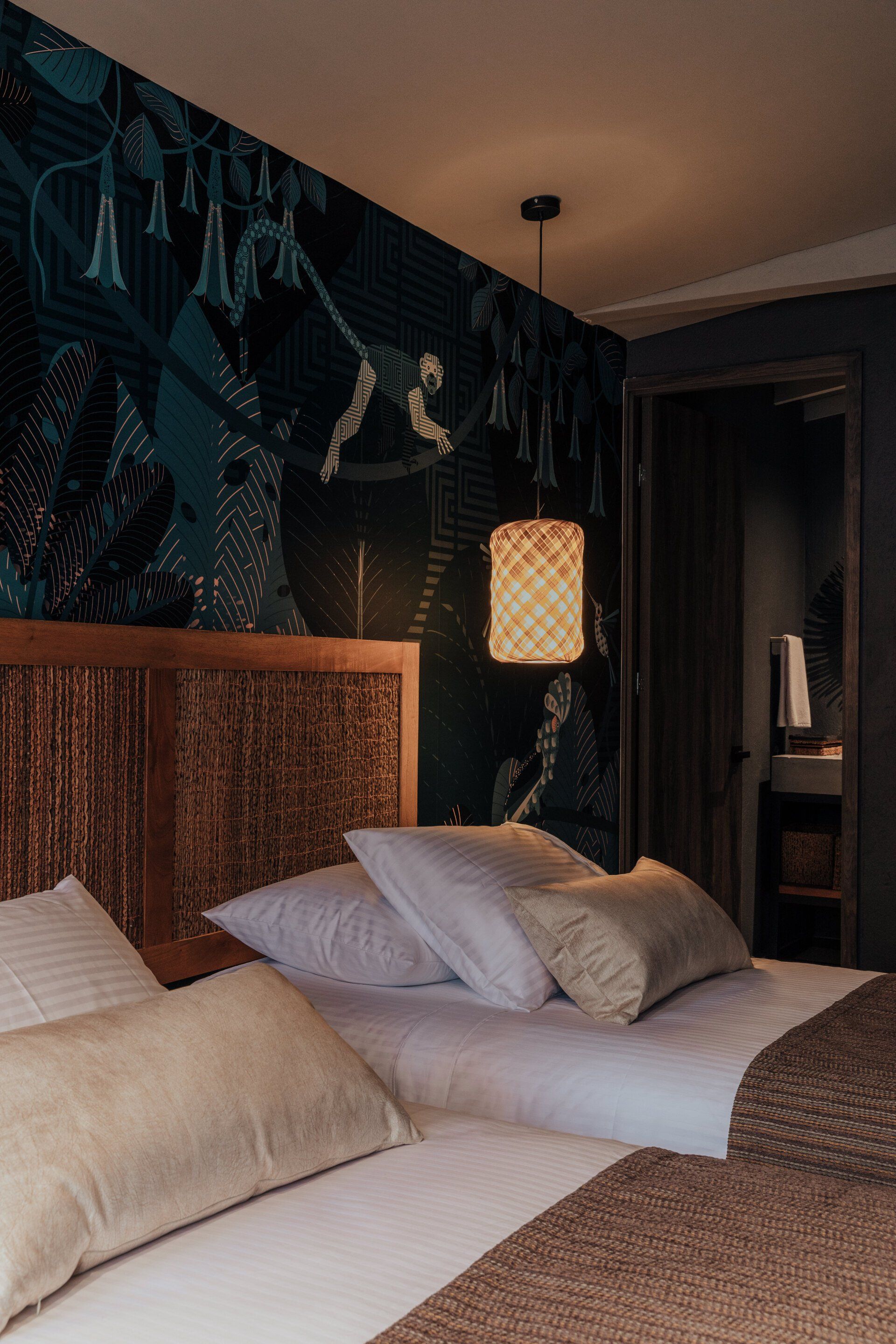 Una habitación de hotel con dos camas y un cuadro en la pared.