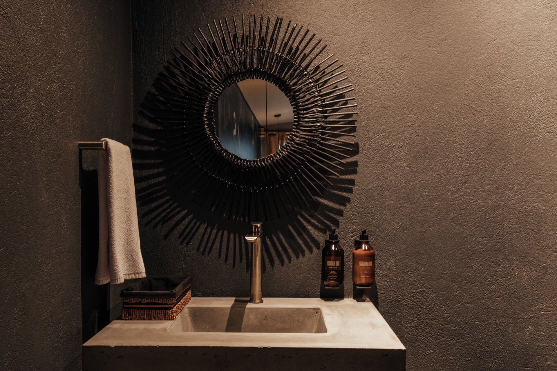 Un baño con un lavabo y un espejo en la pared.