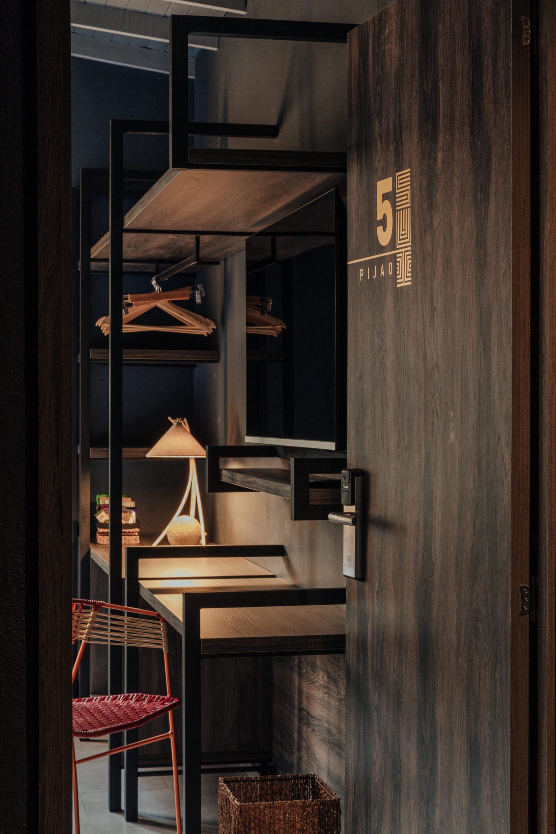 Una habitación con un escritorio y sillas y un cartel en la pared que dice 5.