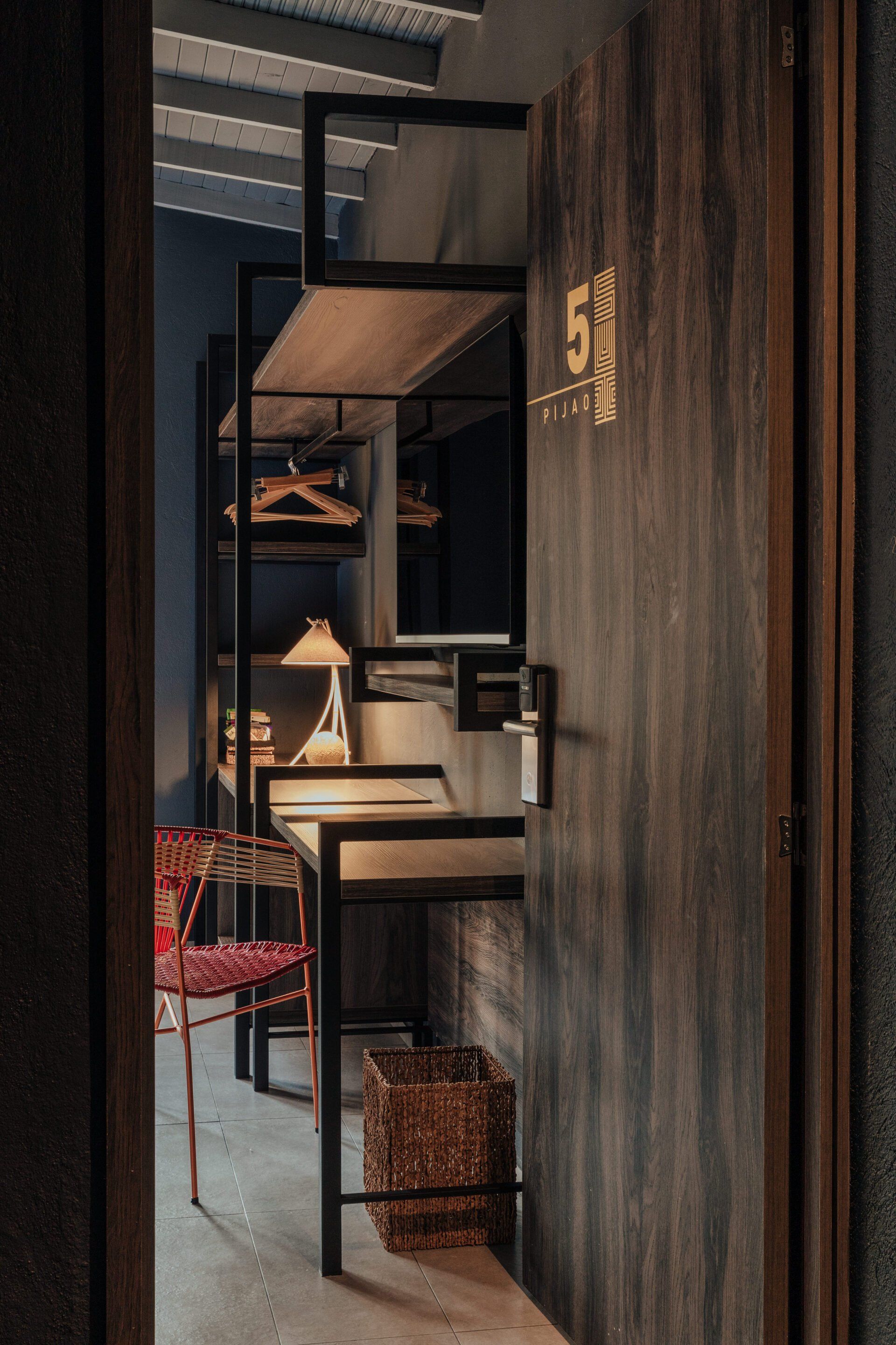 Una puerta que conduce a una habitación con un escritorio y sillas.