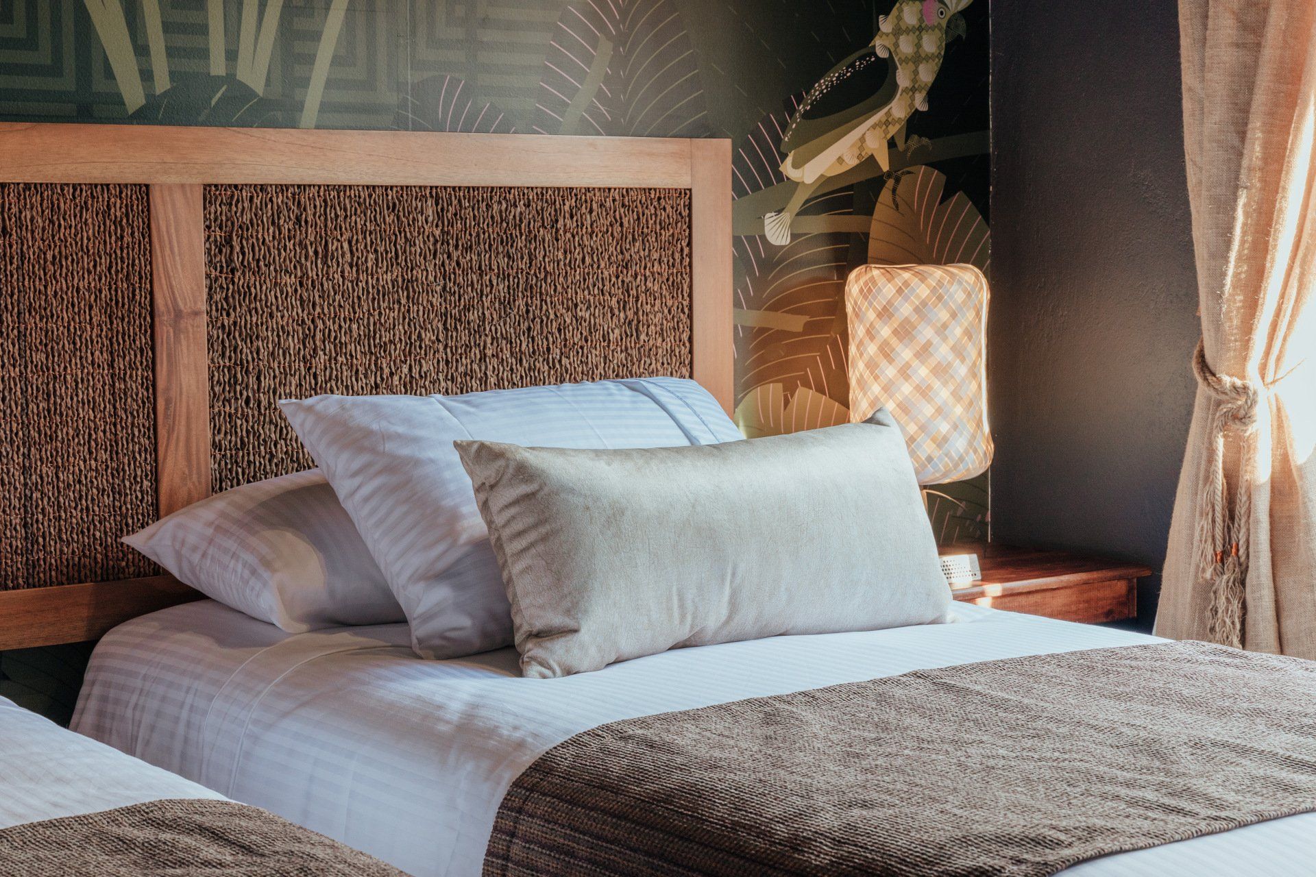 Una habitación de hotel con dos camas y una lámpara.