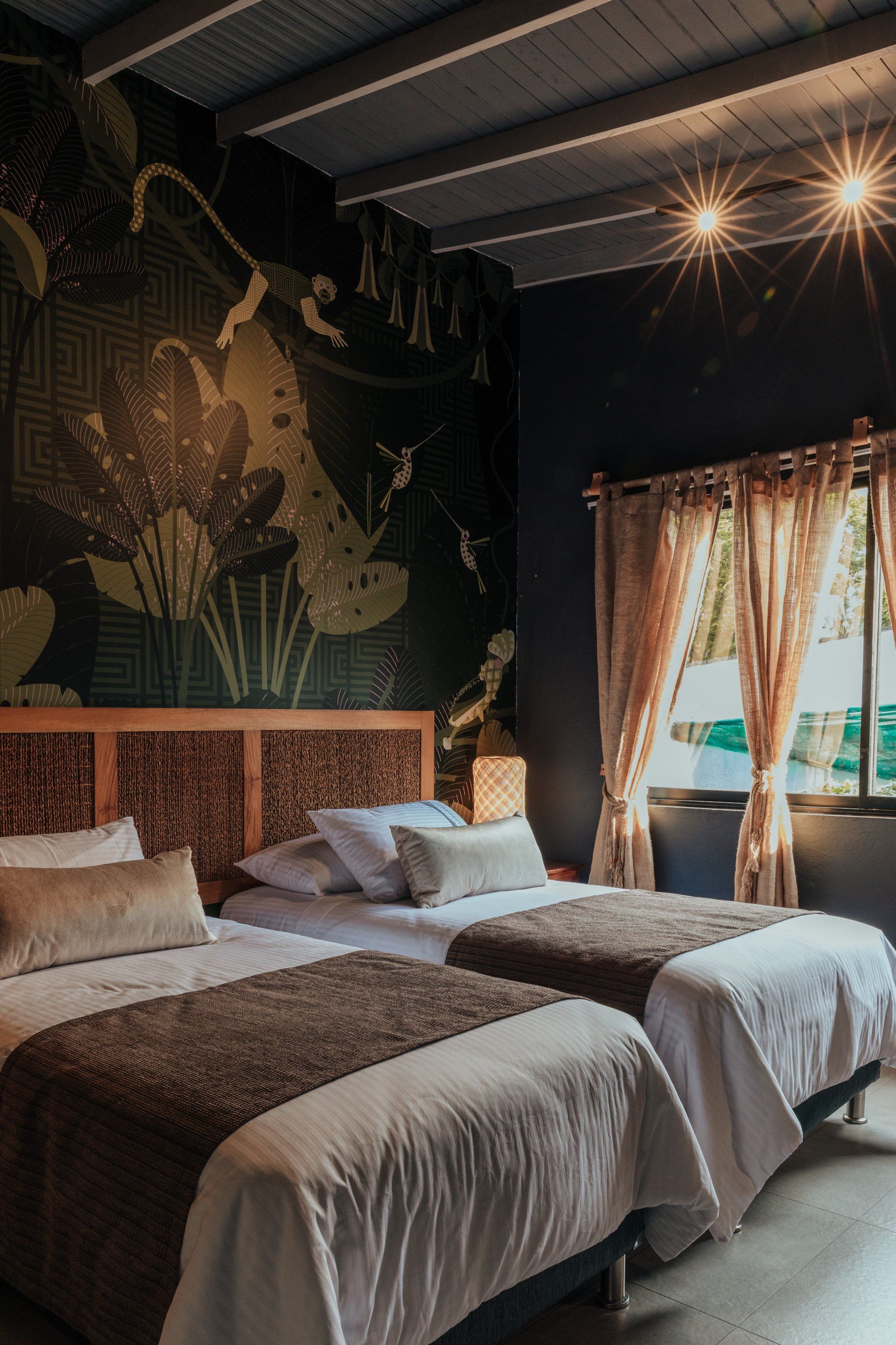 Un dormitorio con dos camas y un gran cuadro en la pared.