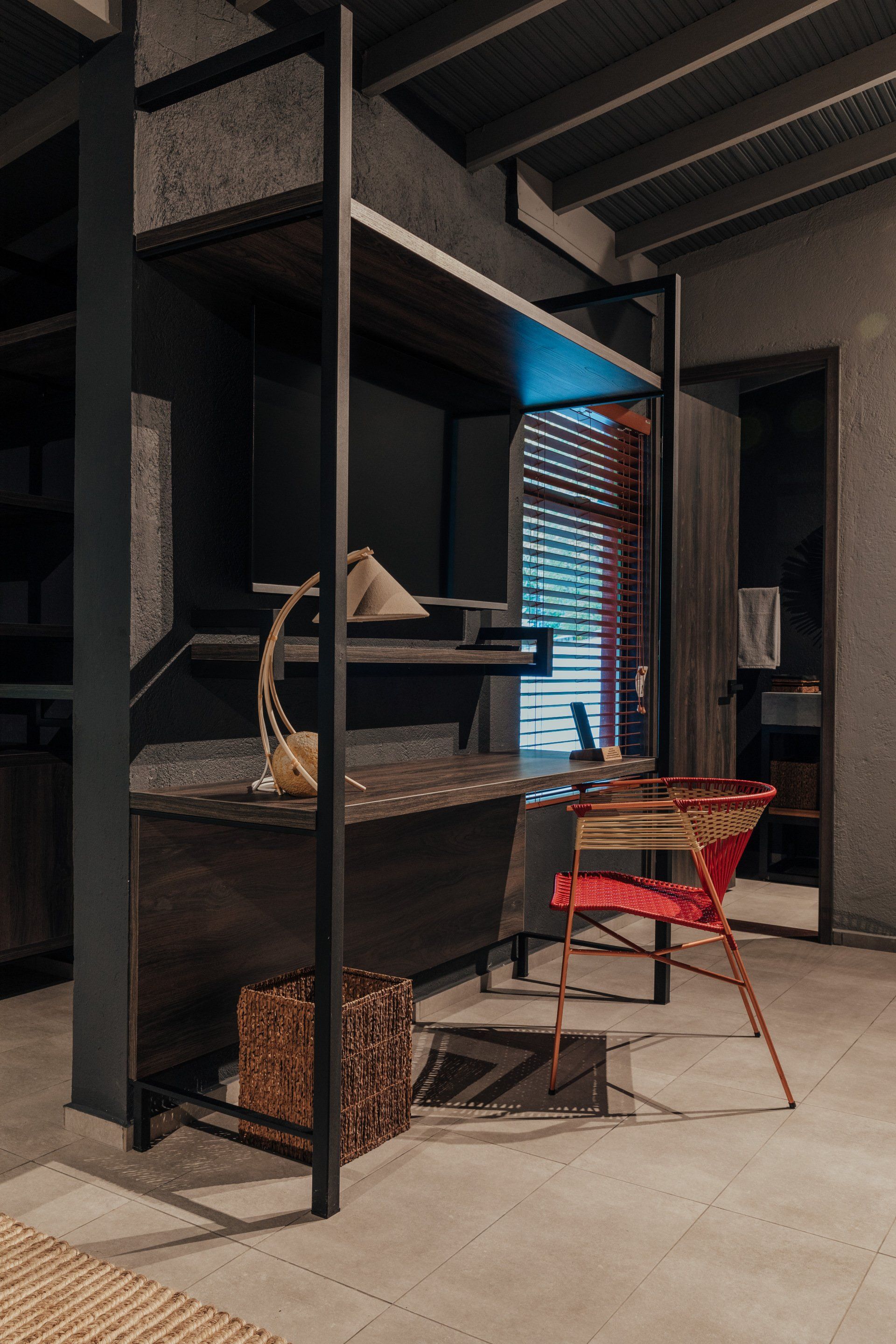 Una habitación con un escritorio y una silla.