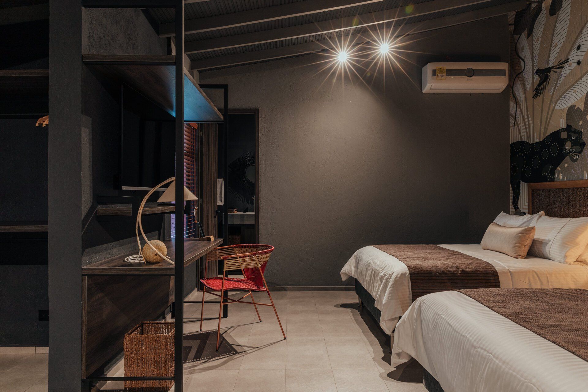 Una habitación de hotel con dos camas, un escritorio y una silla.