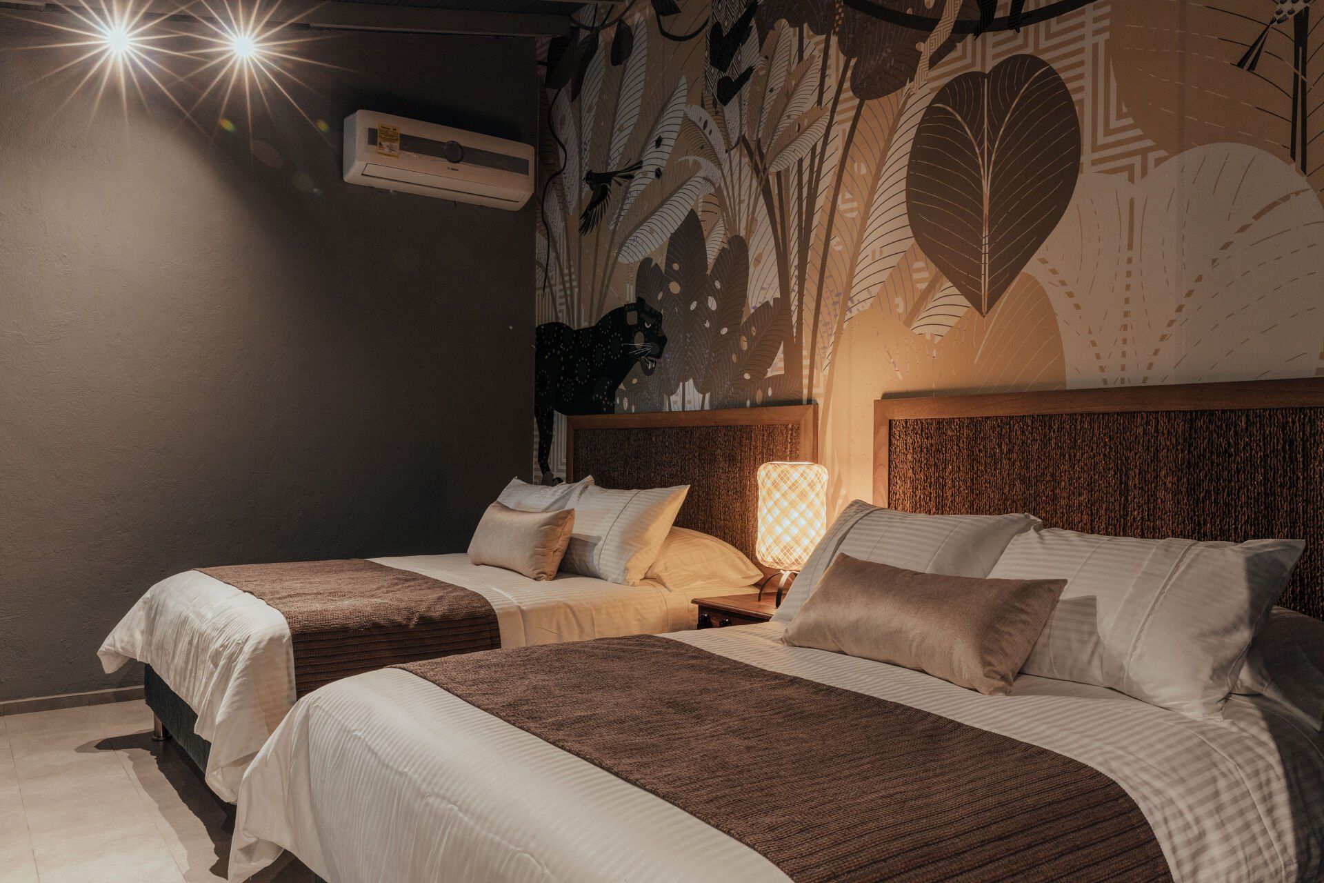 Una habitación de hotel con dos camas y un cuadro en la pared.