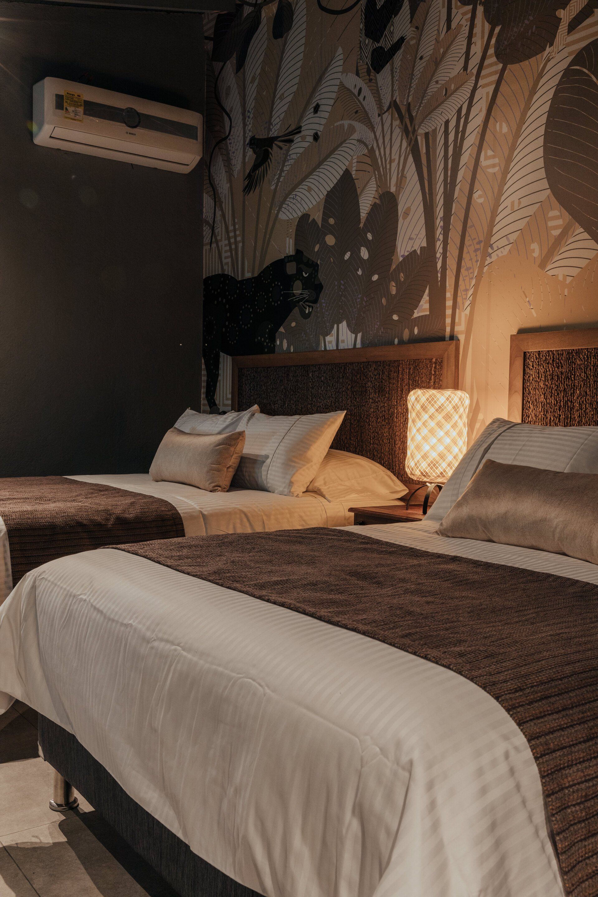 Una habitación de hotel con dos camas y un cuadro en la pared.