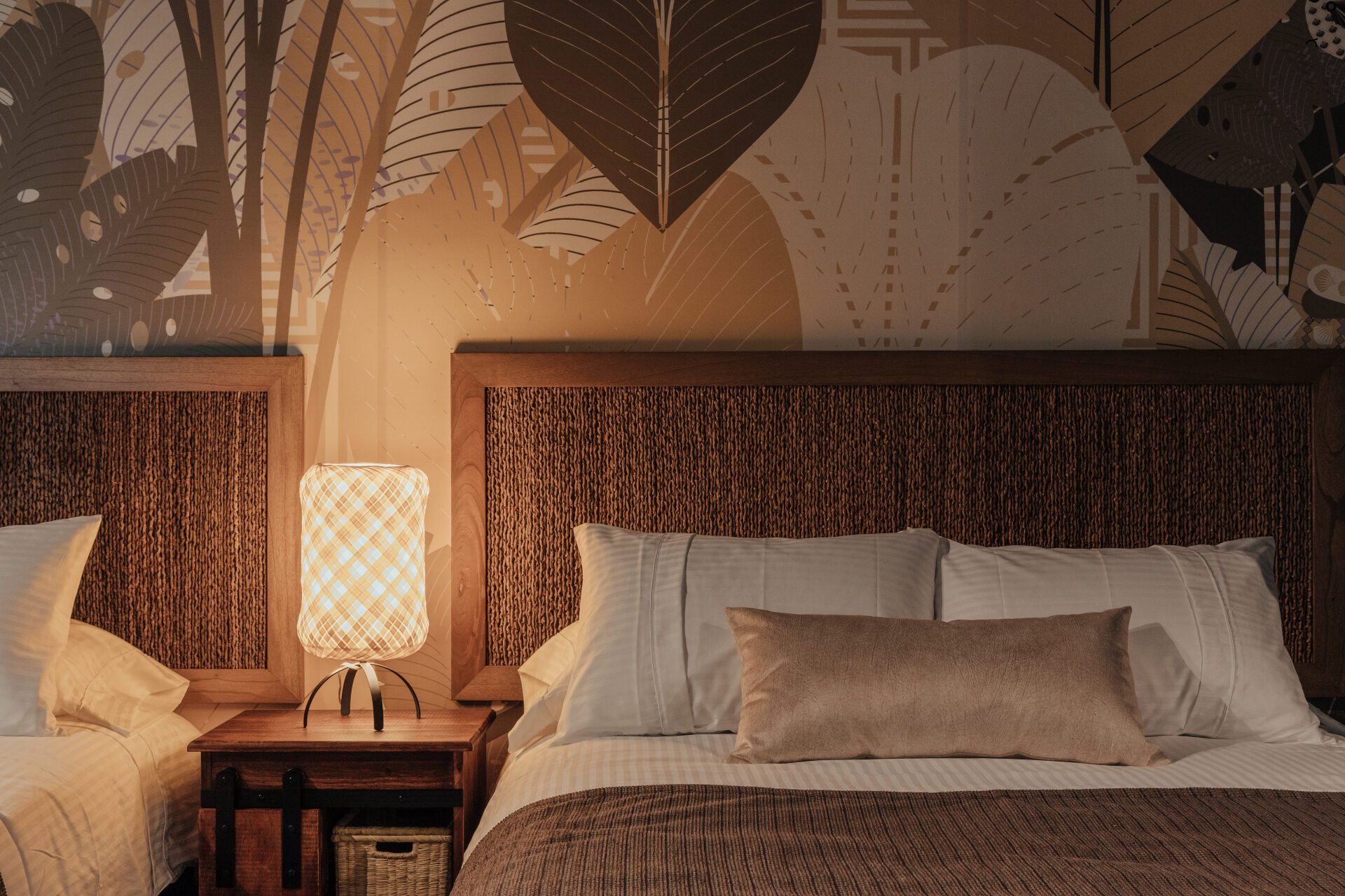 Una habitación de hotel con dos camas y una lámpara.