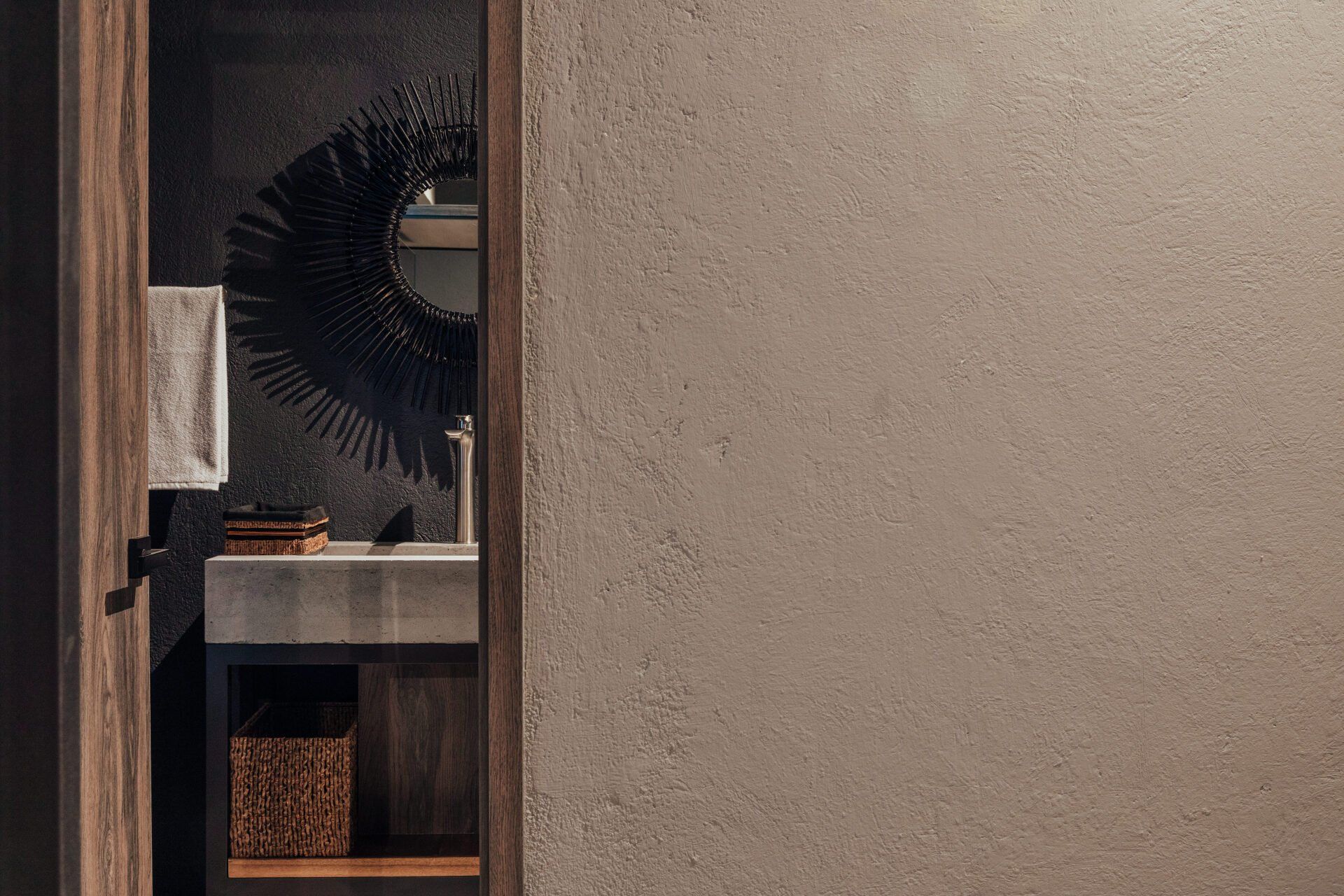 Un baño con un lavabo y un espejo en la pared.