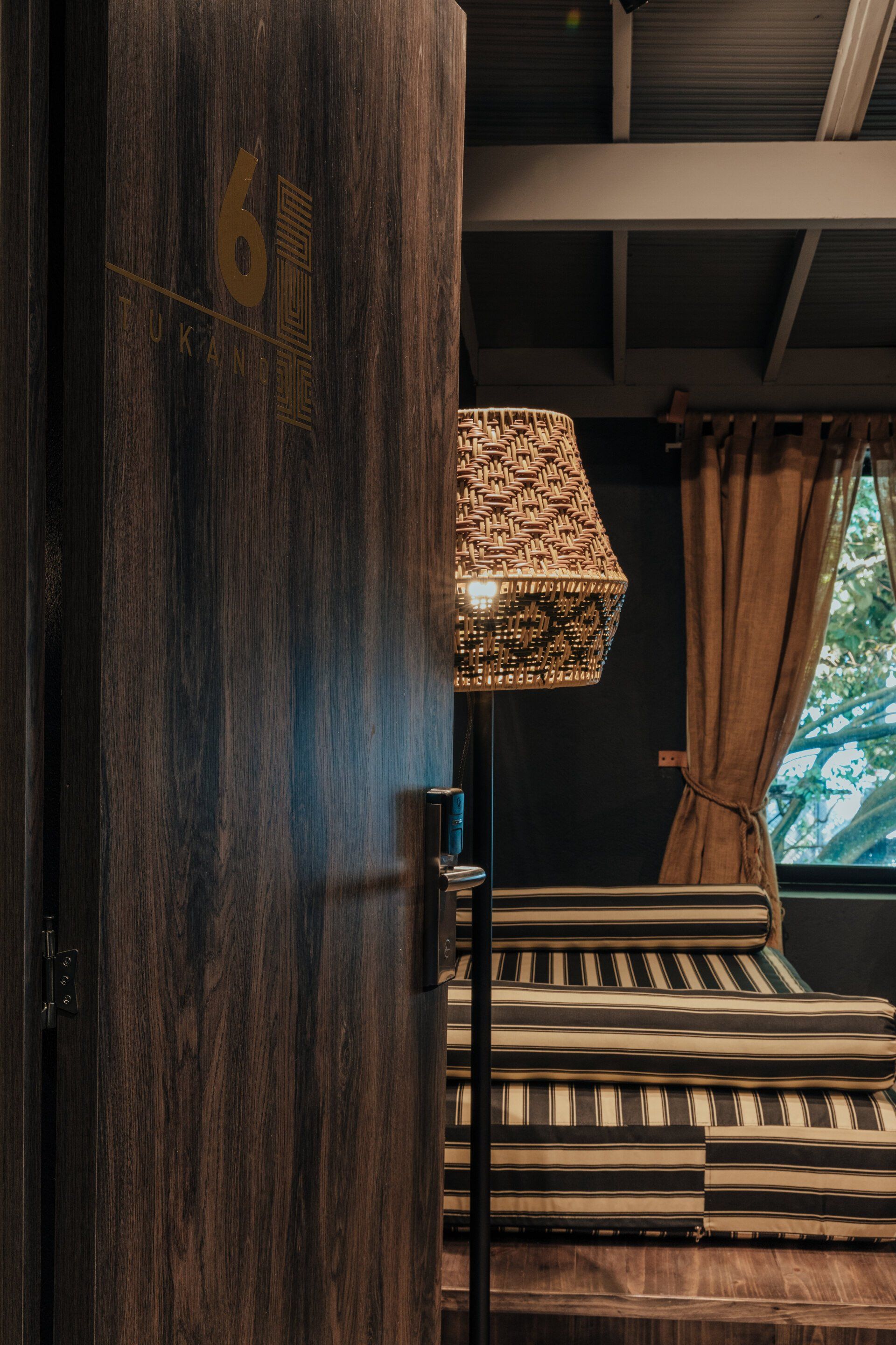 Una habitación con una lámpara y una cama dentro.