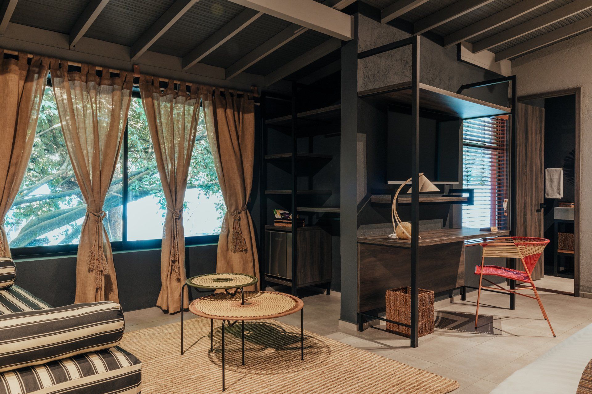 Una sala de estar con un sofá, mesas de café y un escritorio.