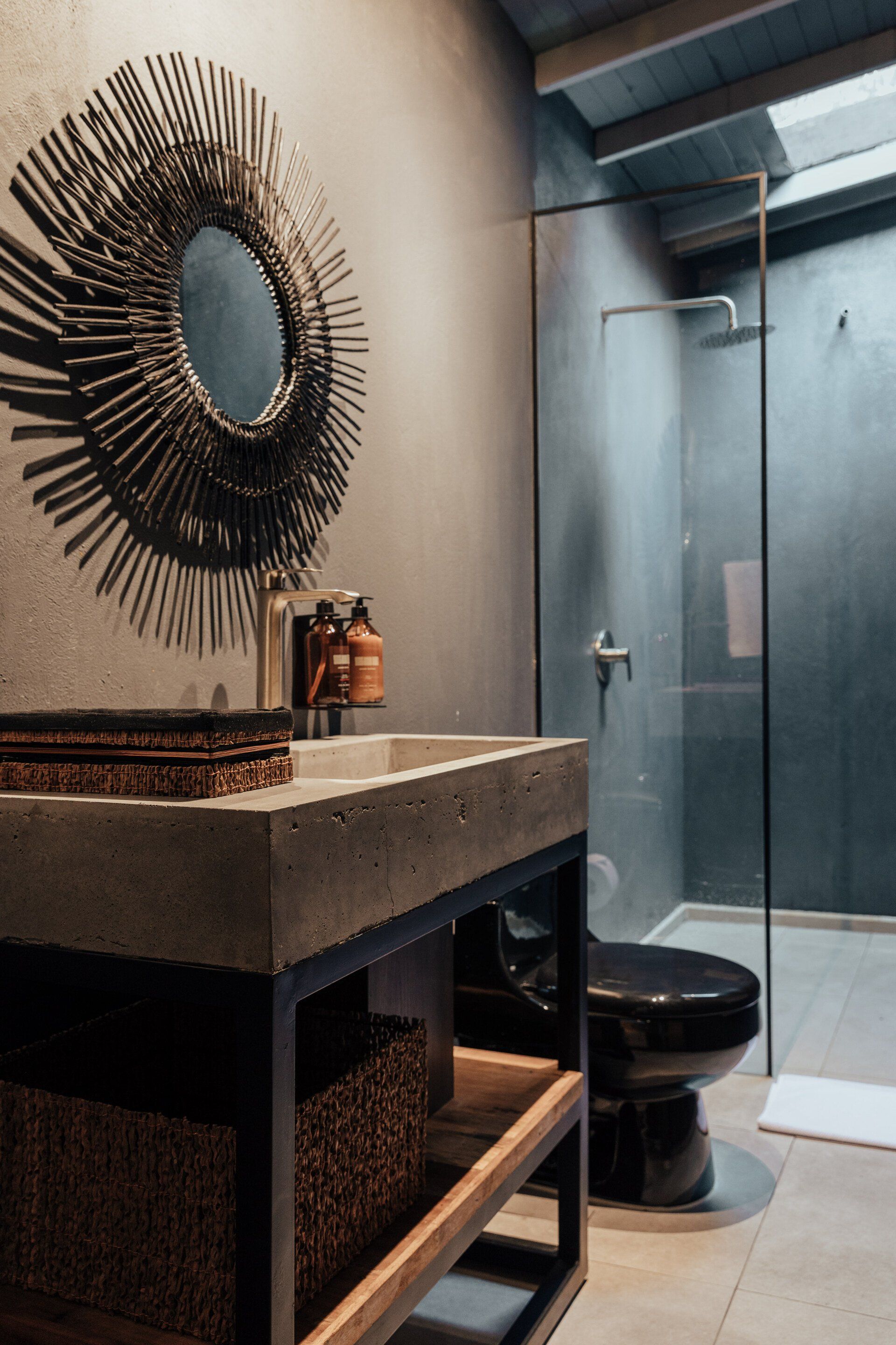 Un baño con lavabo, inodoro, espejo y ducha.