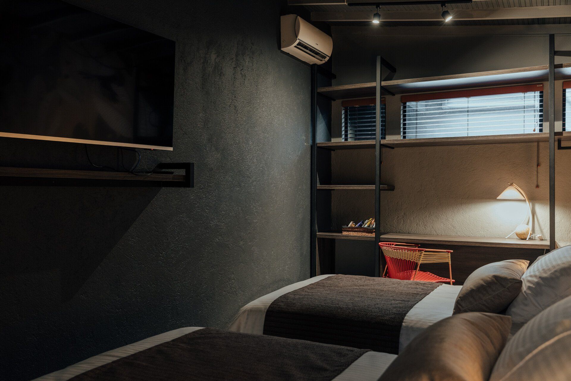 Un dormitorio con dos camas, un escritorio y una televisión.