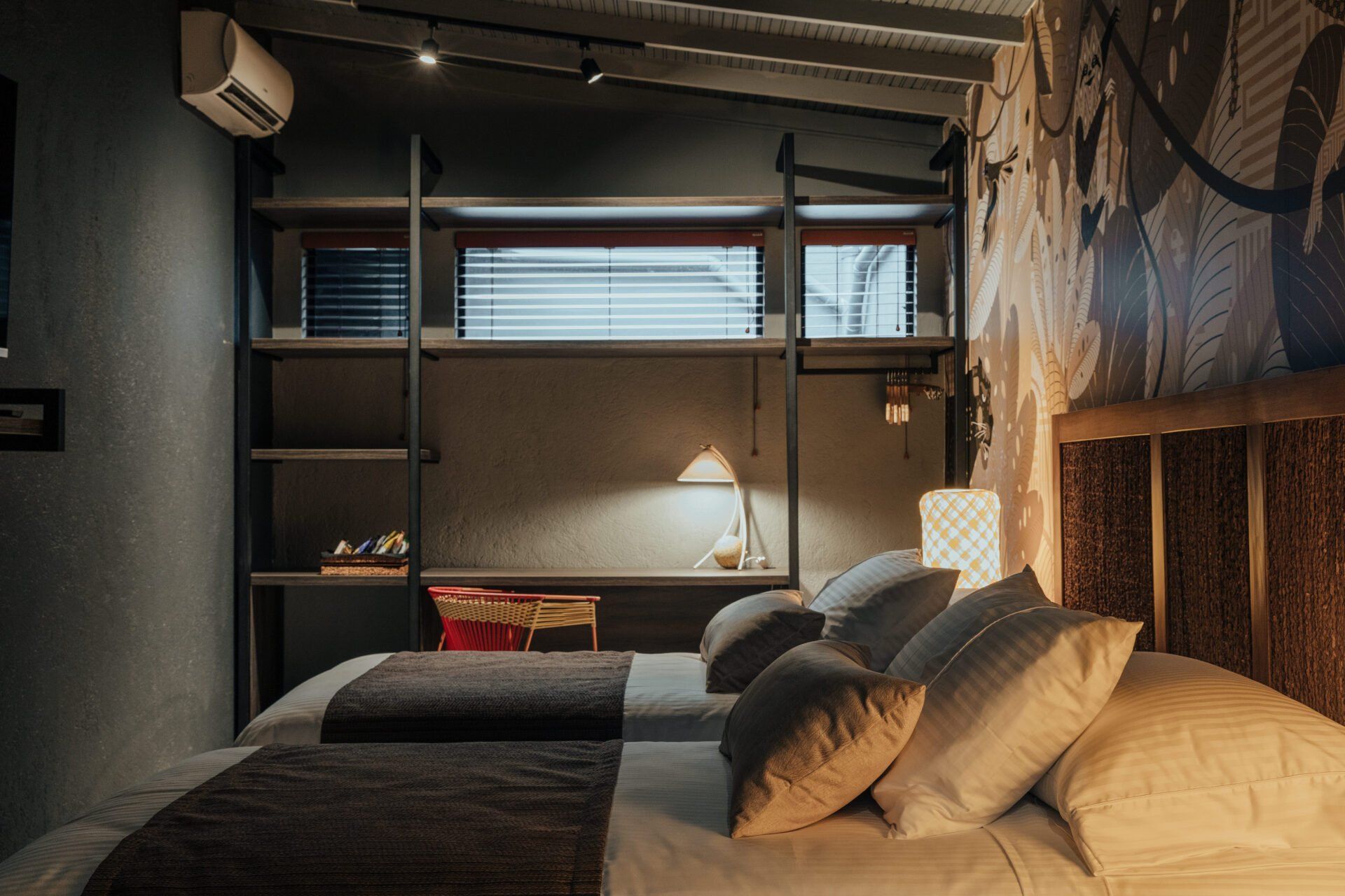 Un dormitorio con dos camas, un escritorio y una ventana.