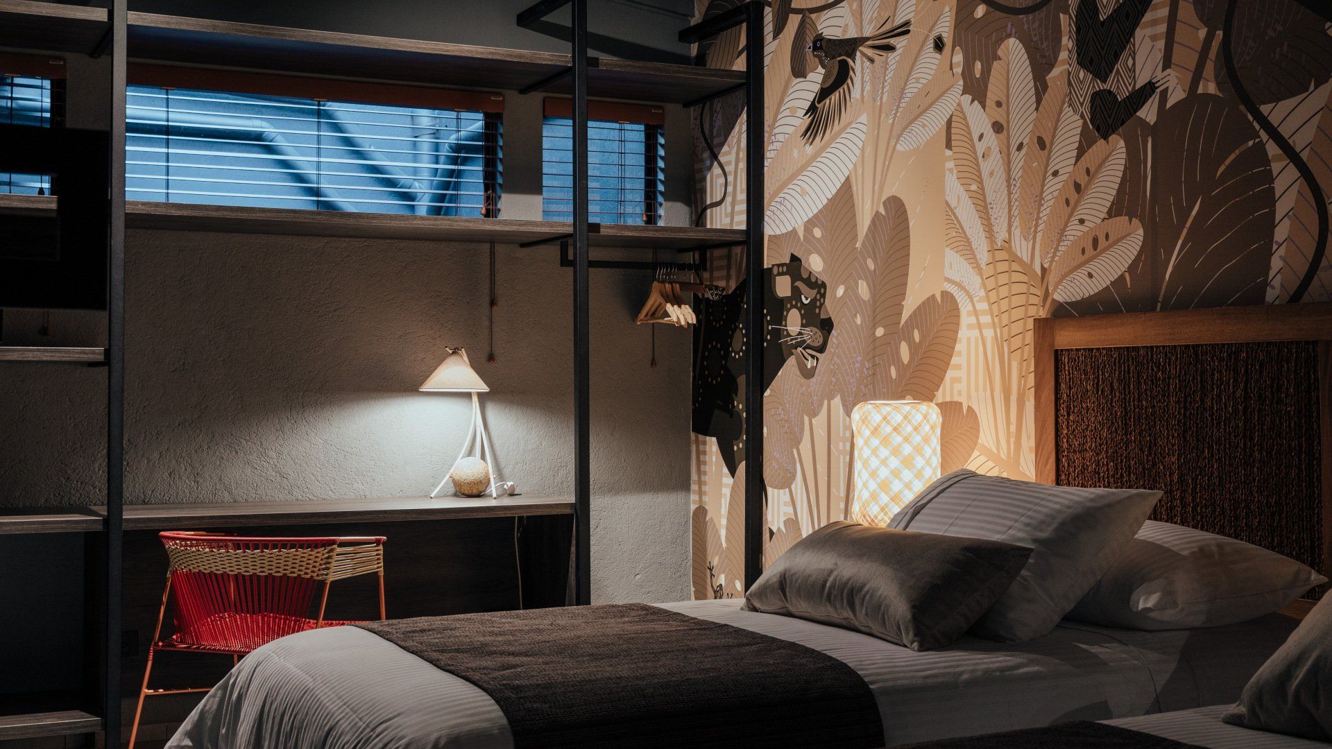 Un dormitorio con dos camas, un escritorio y una lámpara.