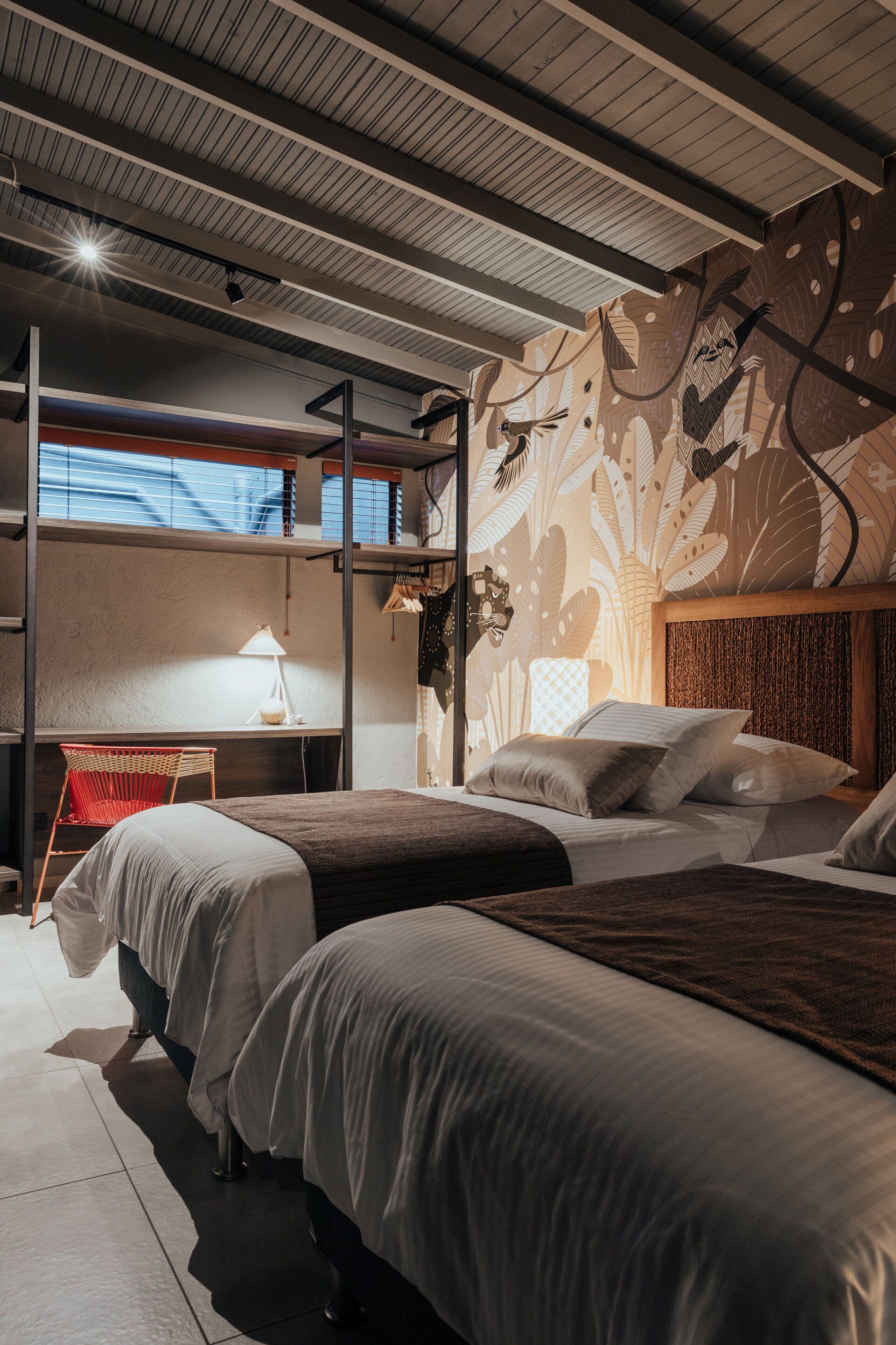 Una habitación de hotel con dos camas y un escritorio.