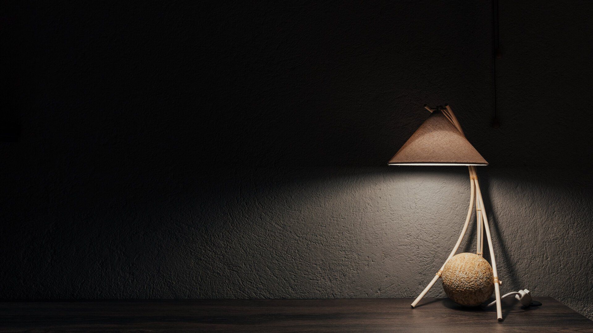 Una lámpara está sobre una mesa de madera en una habitación oscura.